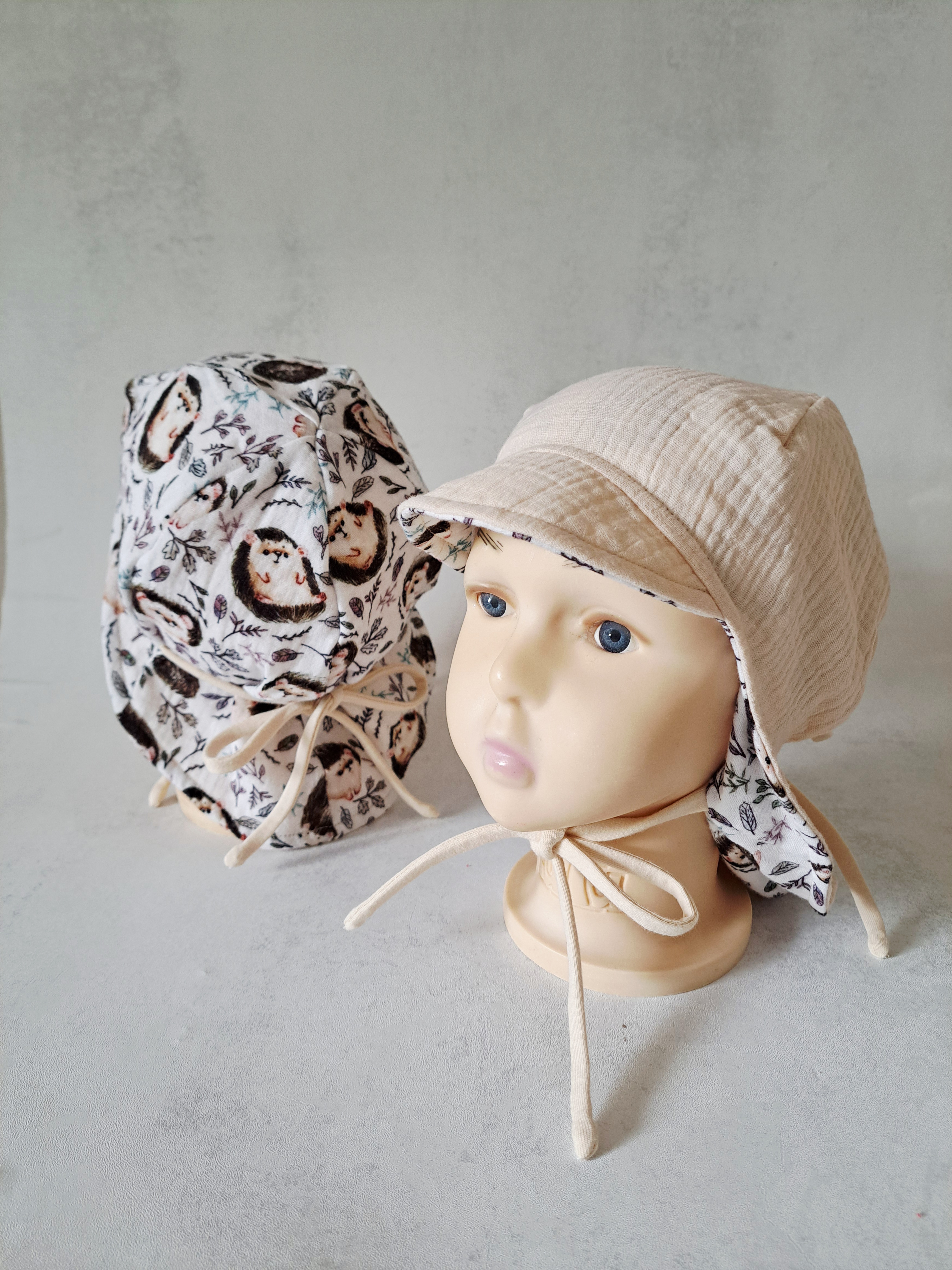 Dvipusė muslino kepurė su snapeliu ir kaklo apsauga
