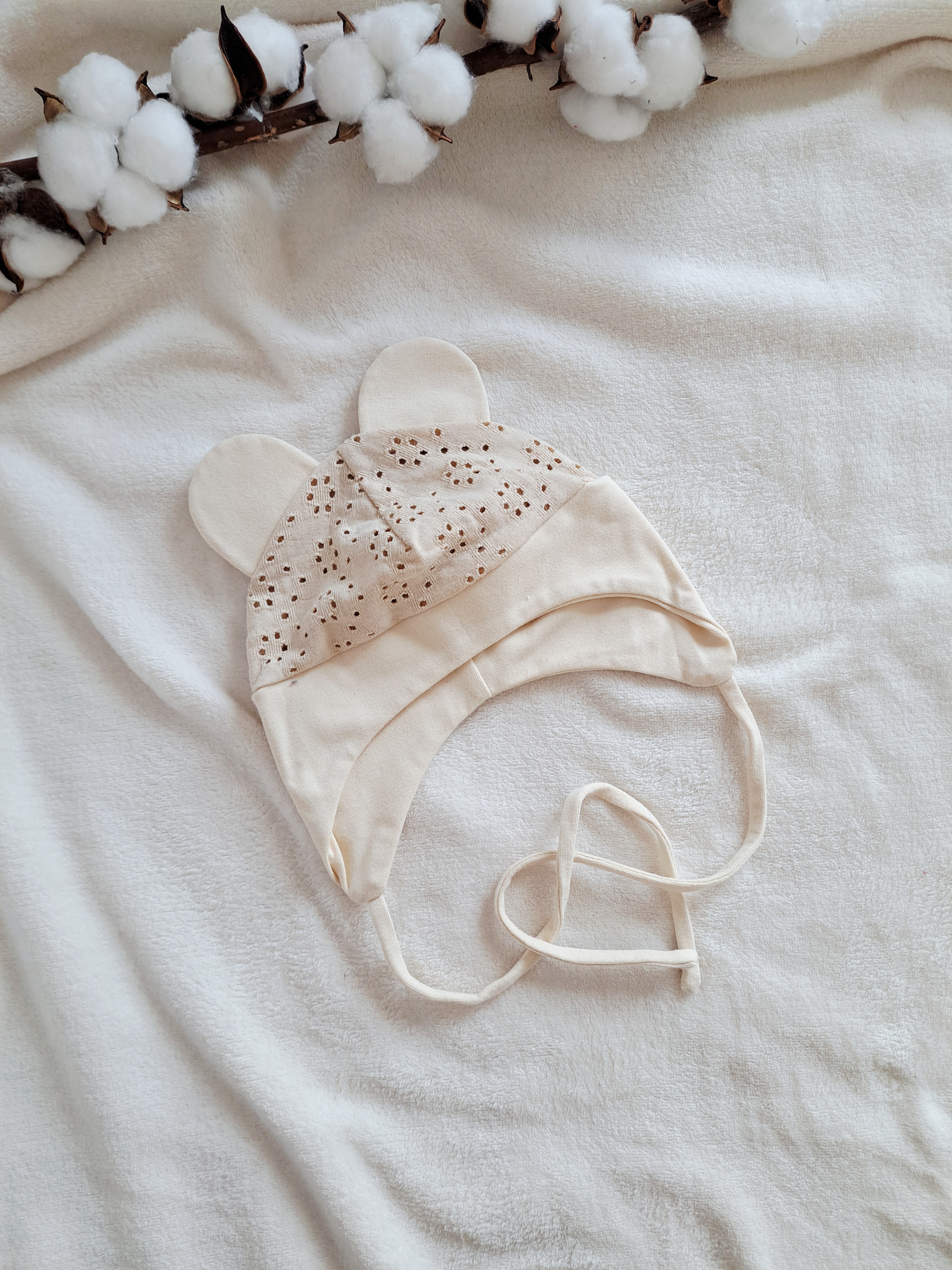 Kreminės spalvos kepurė su raišteliais