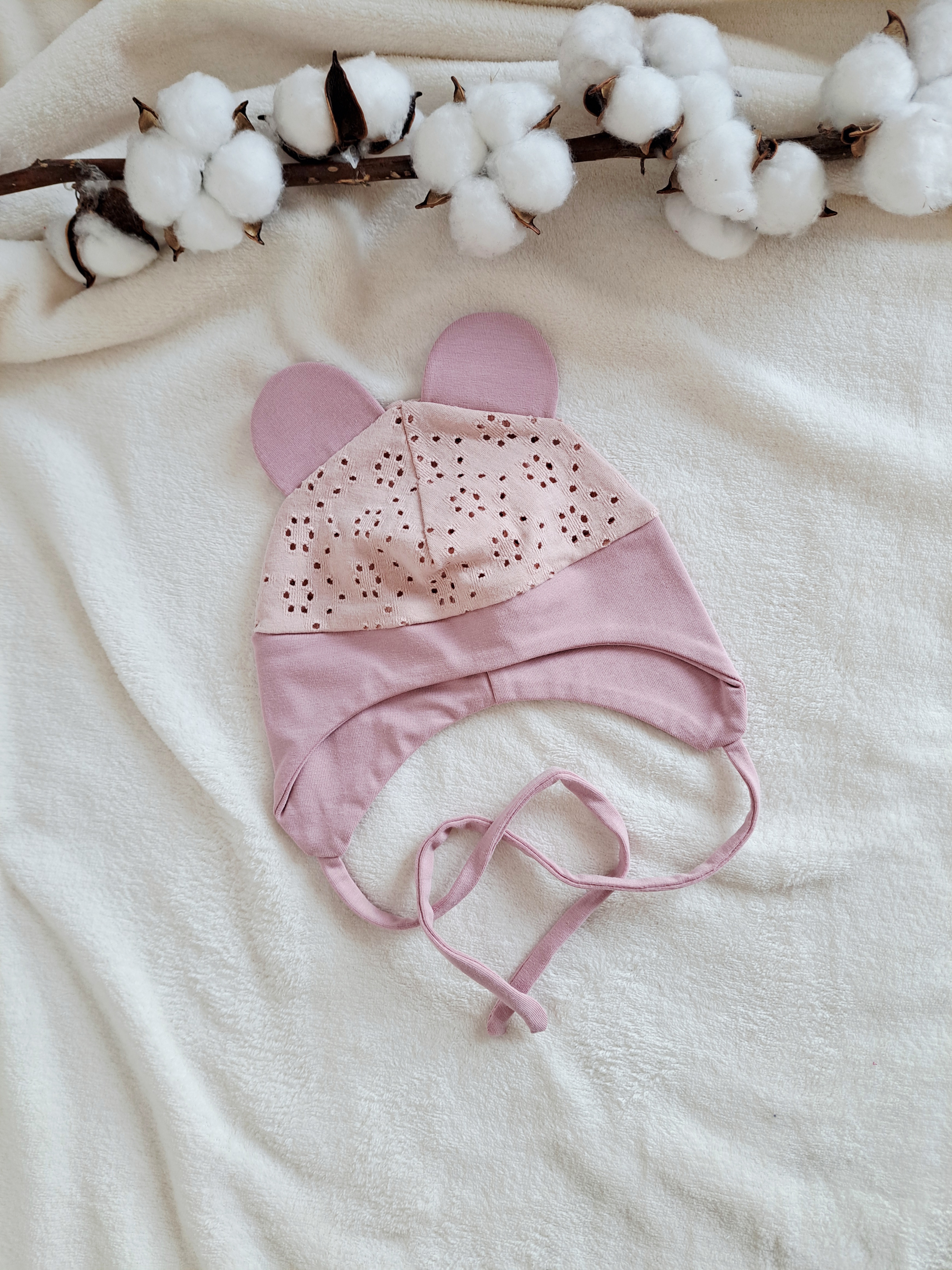 Pelenų rožės spalvos kepurė su raišteliais