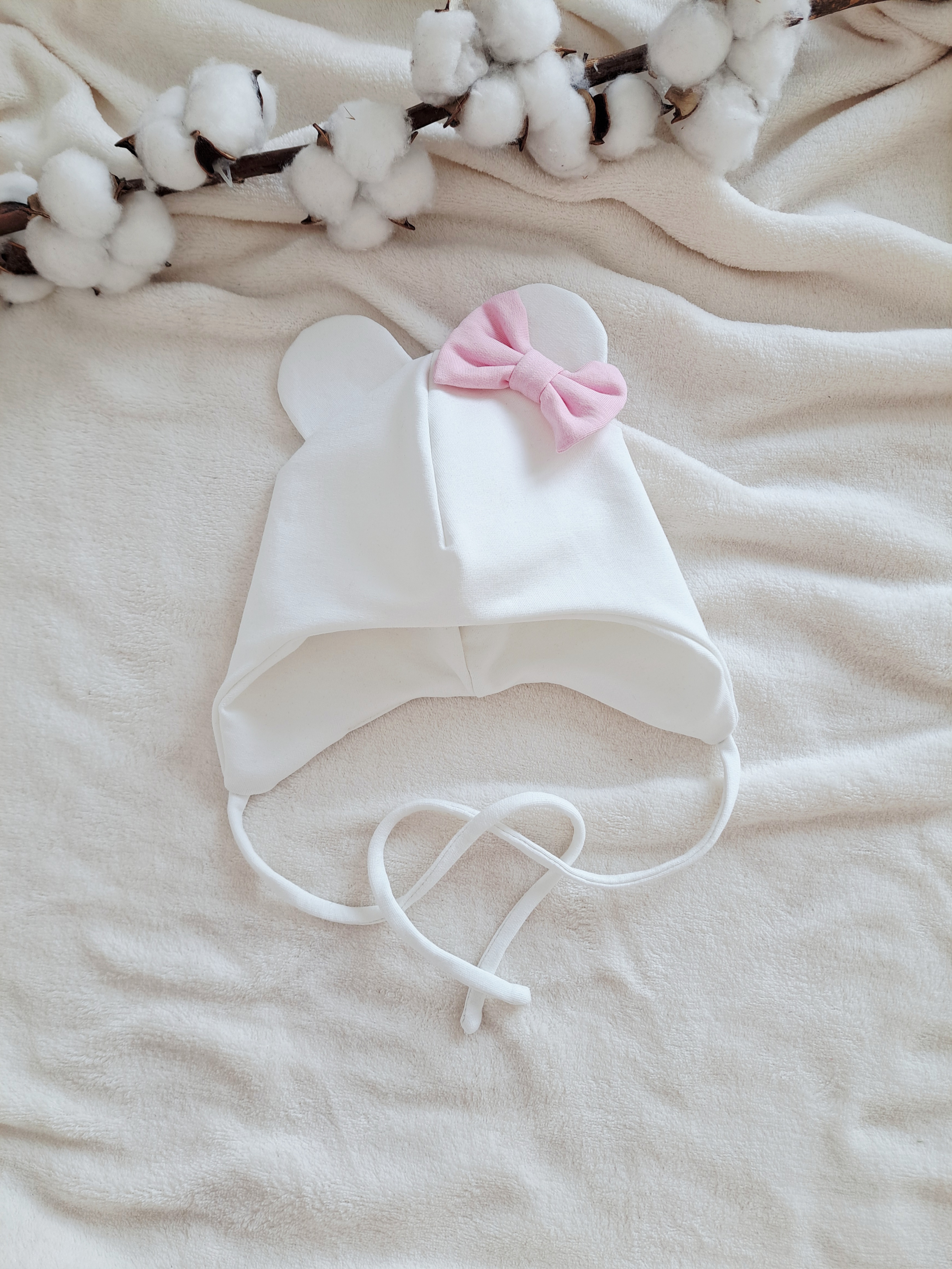 Kepurė su raišteliais, Ecru