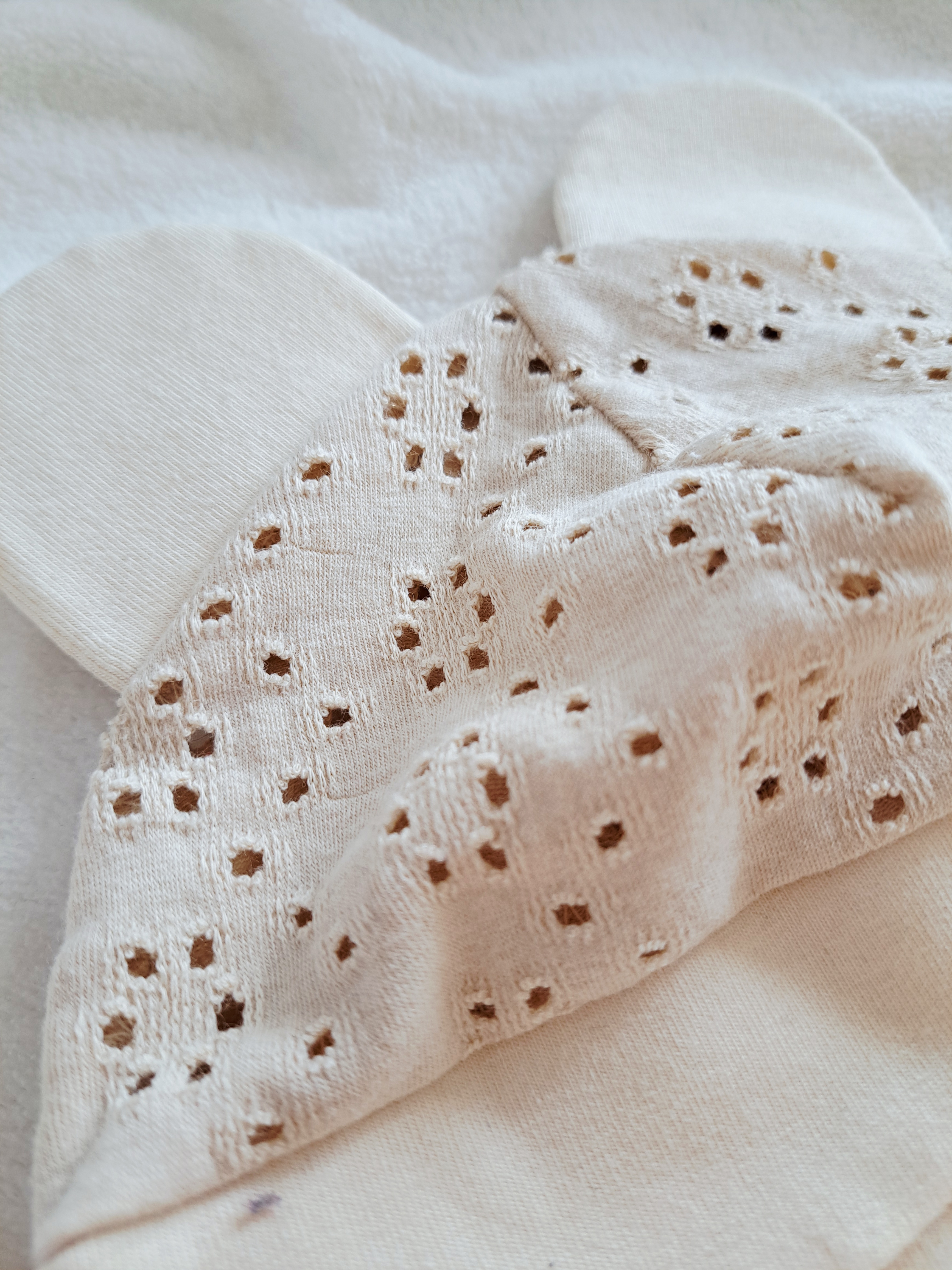 Kreminės spalvos kepurė su raišteliais