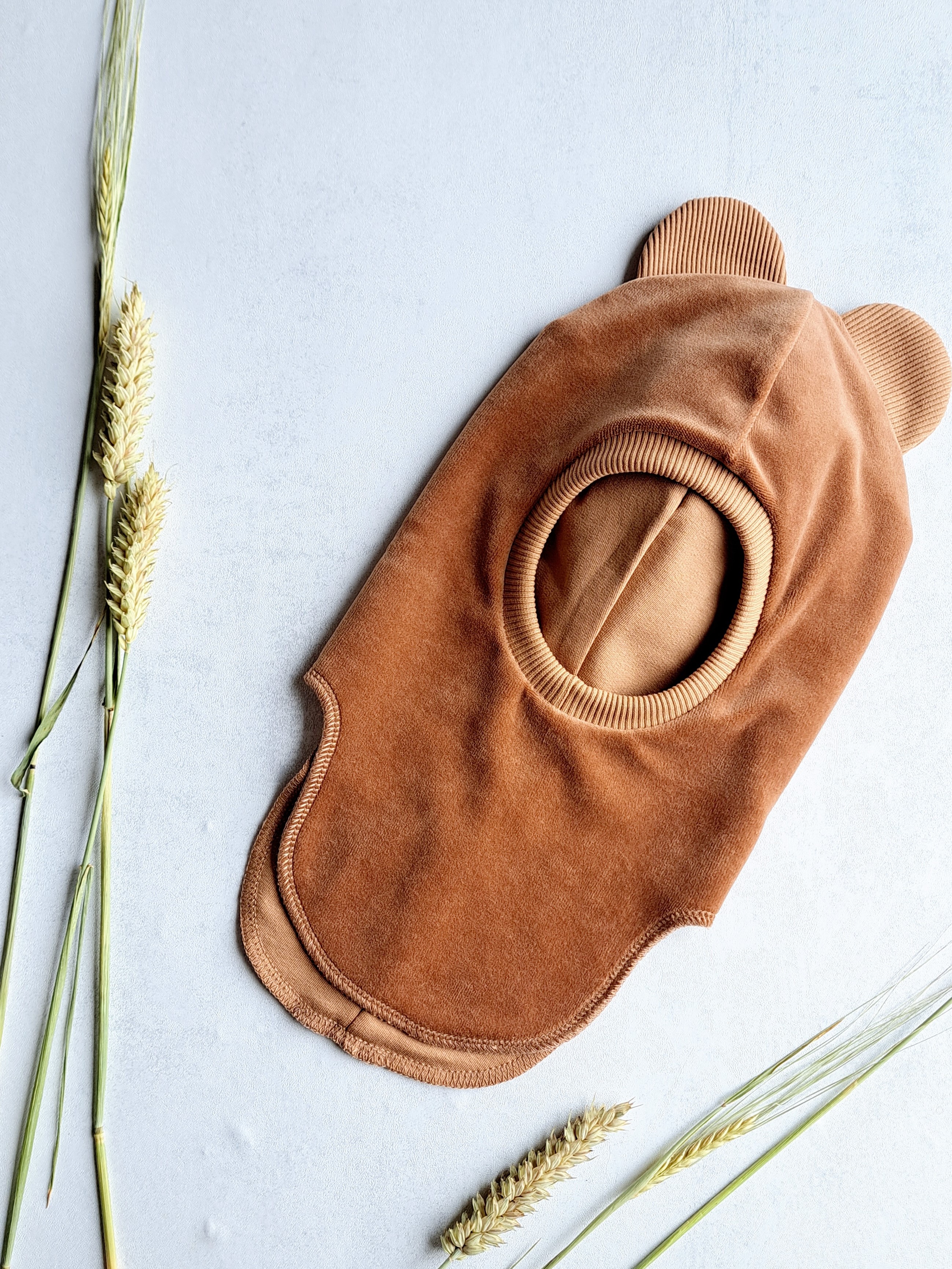 (48d, 52d) Šalmukas, veliūrinis rudas