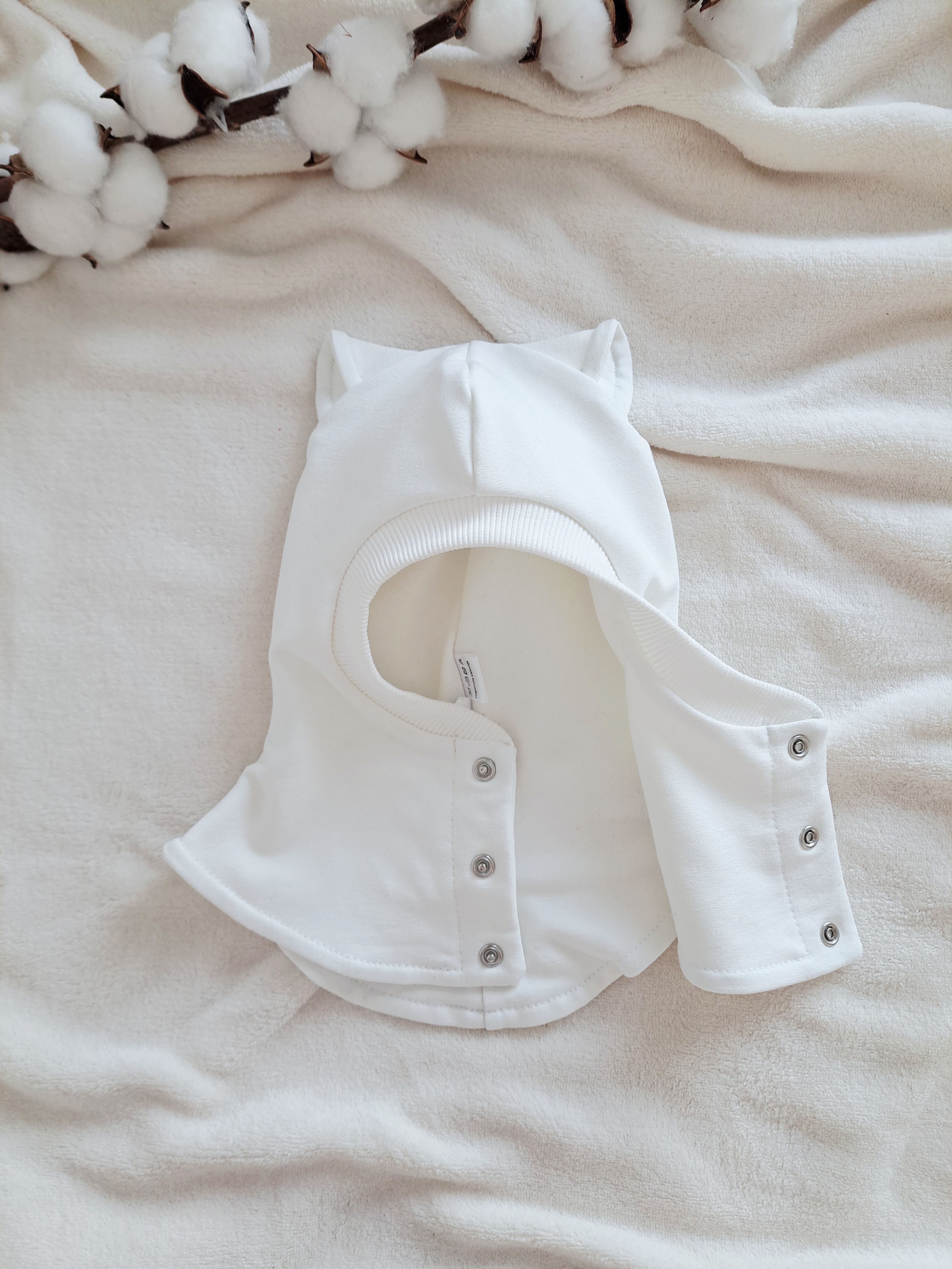 Pavasarinis šalmukas, Ecru kačiukas