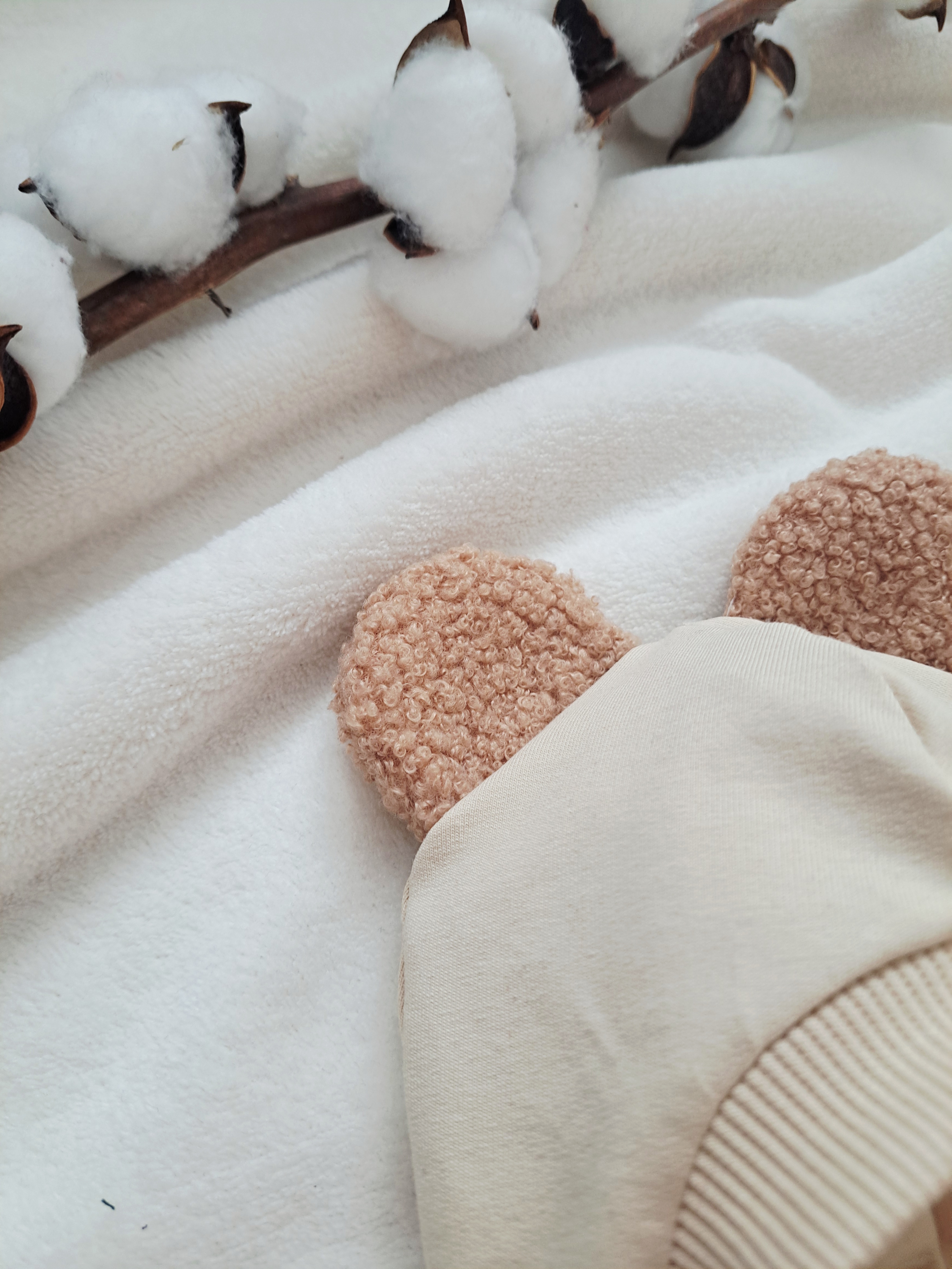 Pavasarinis šalmukas, Kreminis