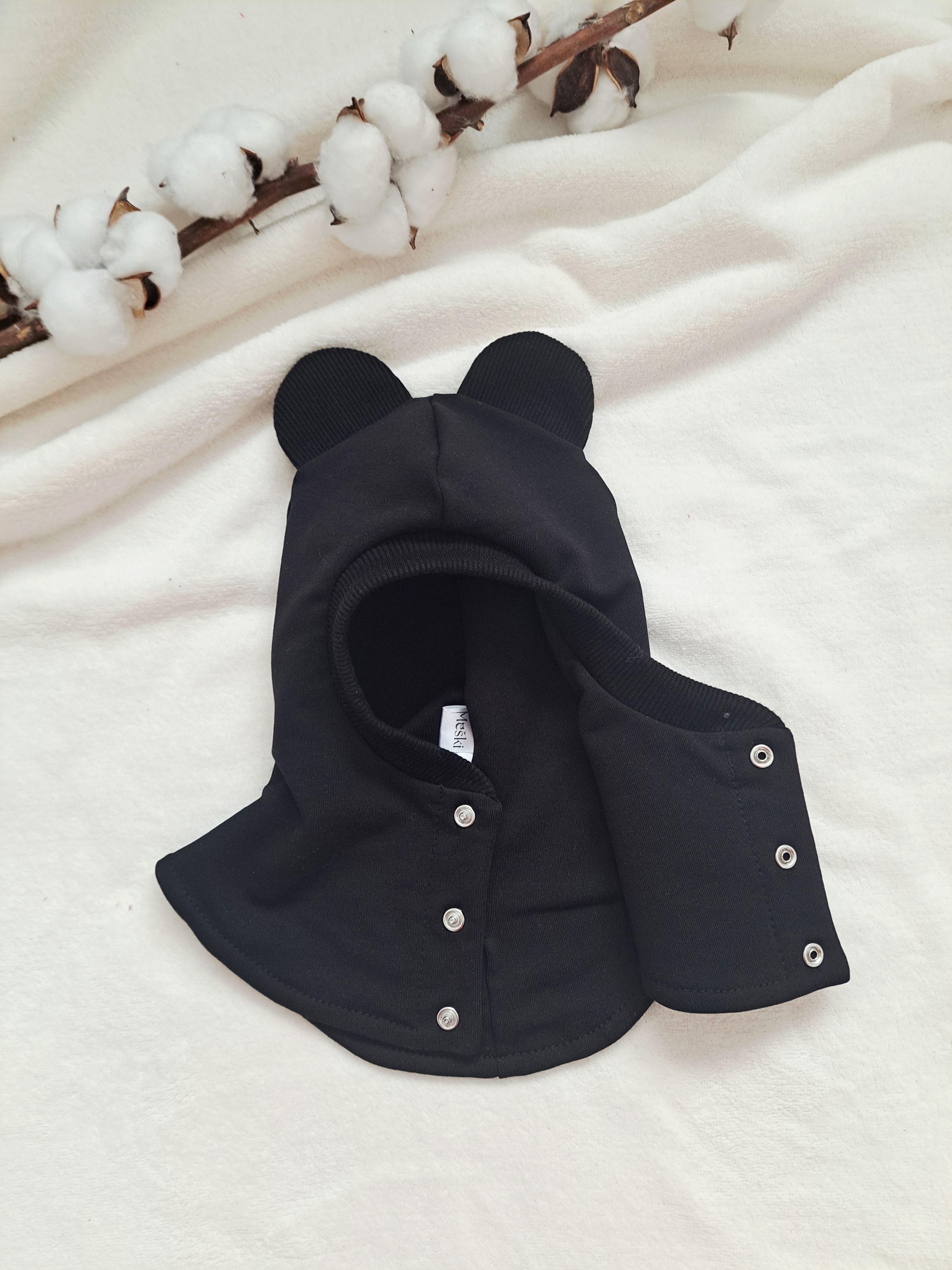 Pavasarinis šalmukas, Juodas