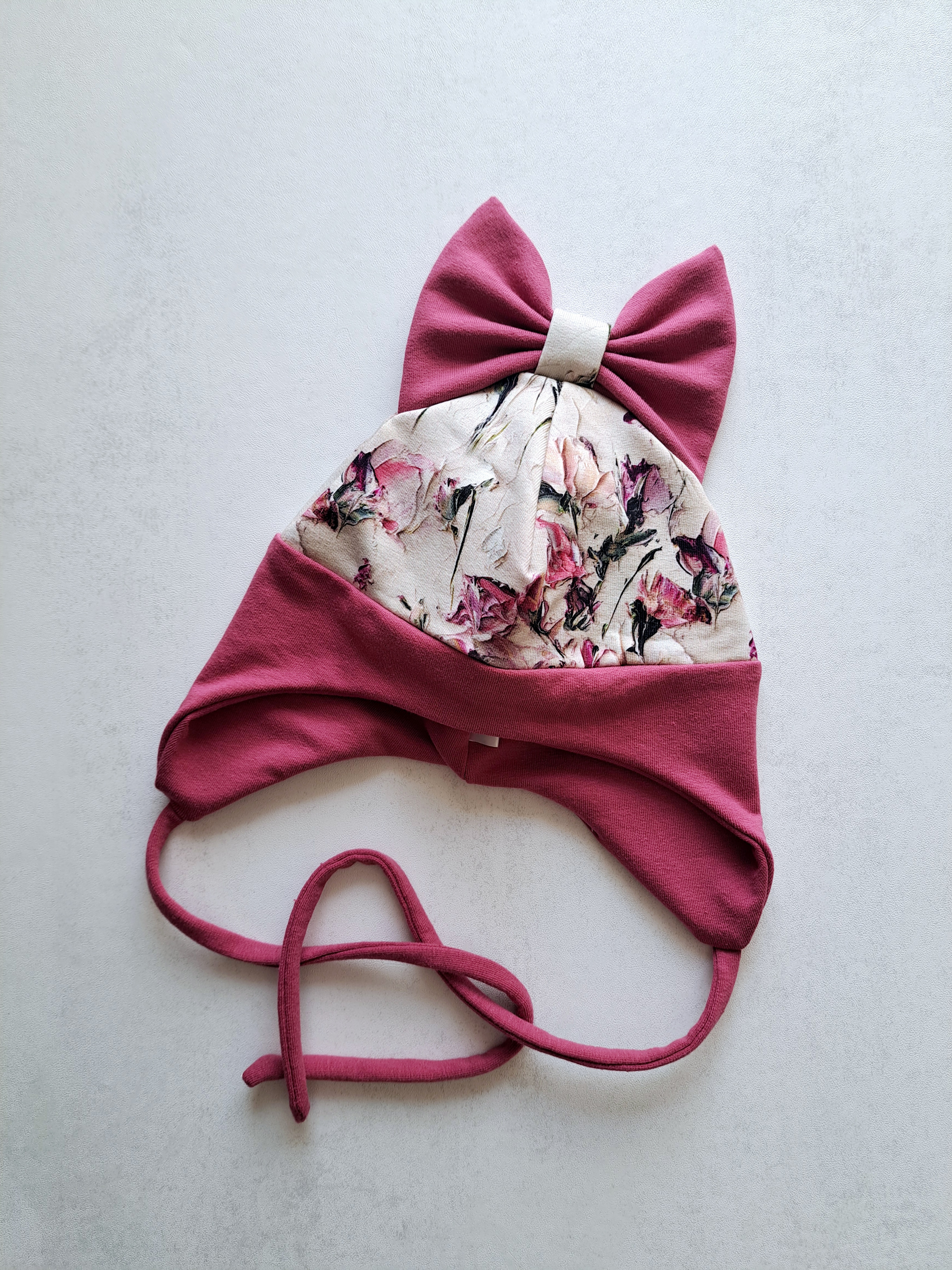 (44d, 46d) Rudeninė kepurė su raišteliais