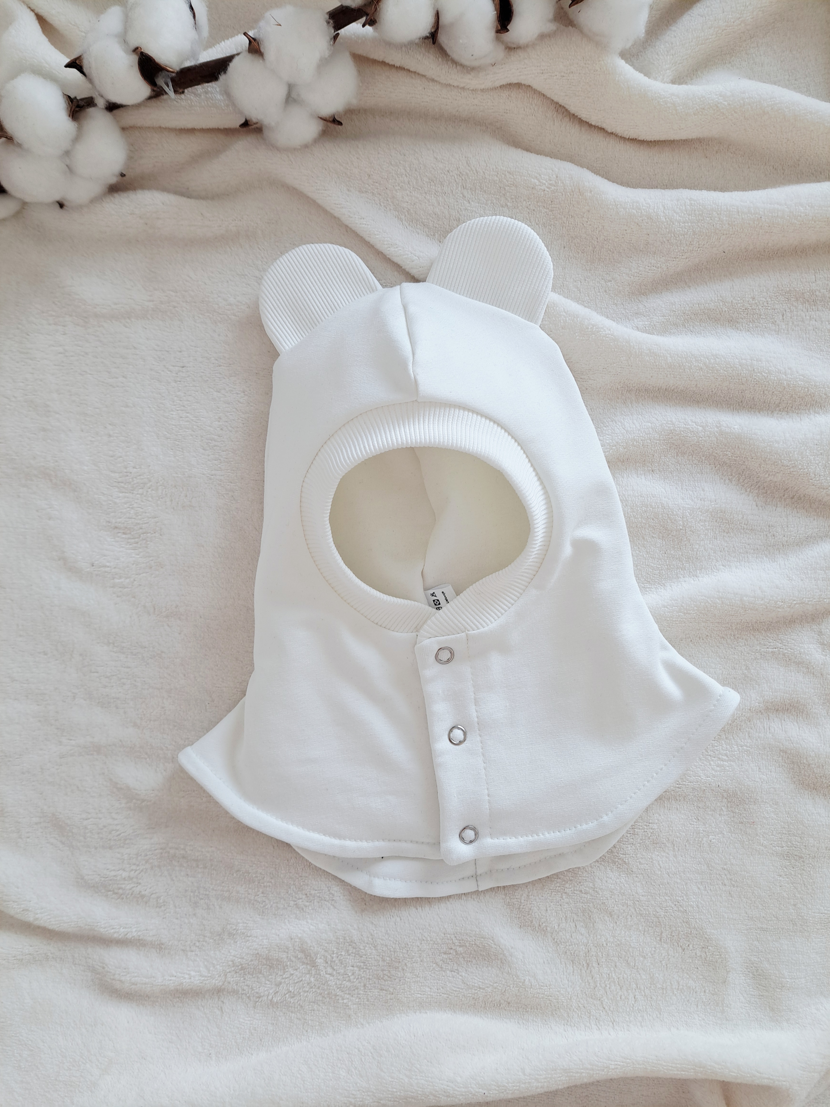 Pavasarinis šalmukas, ecru