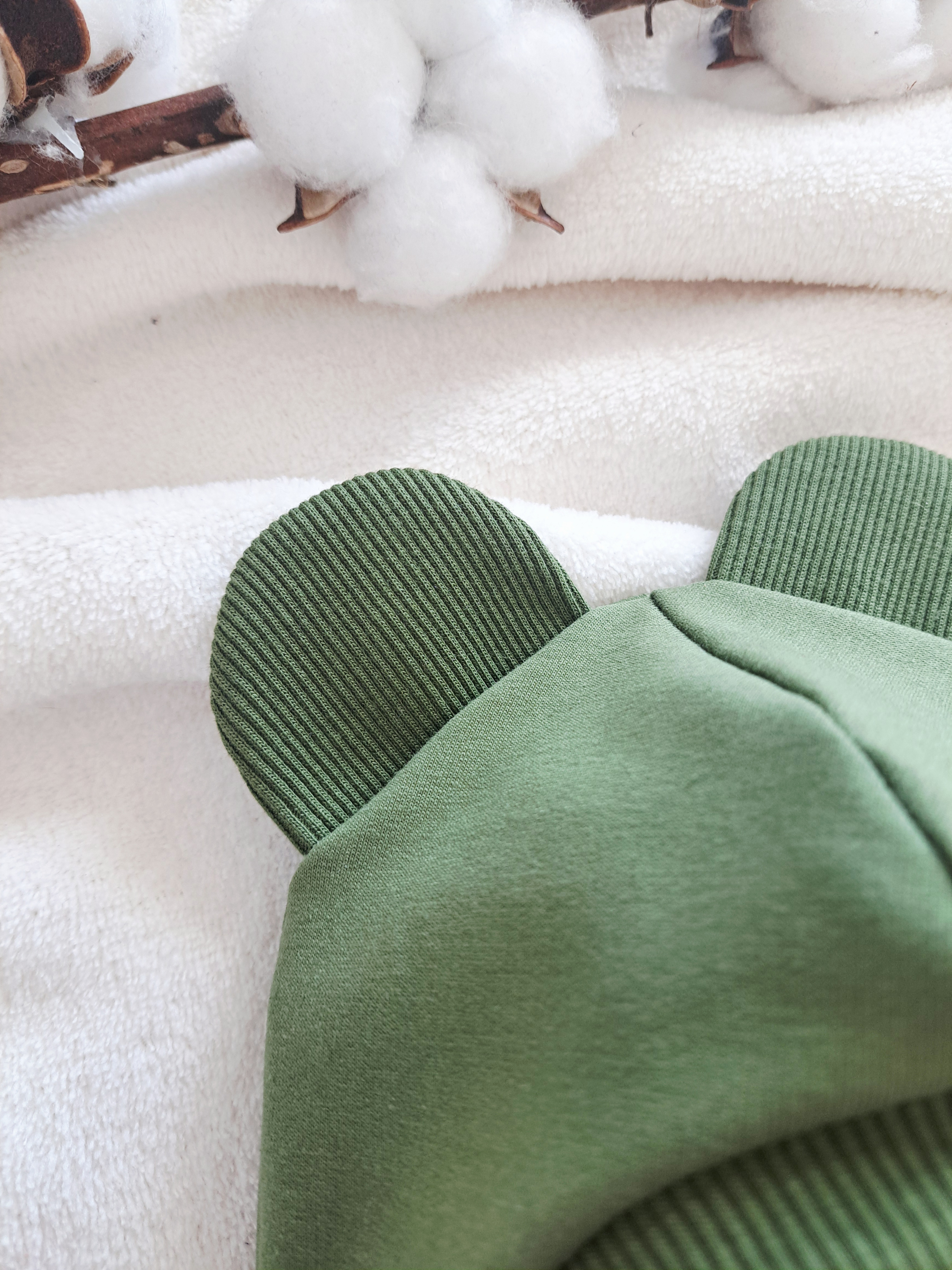 Pavasarinis šalmukas, Miško žalia