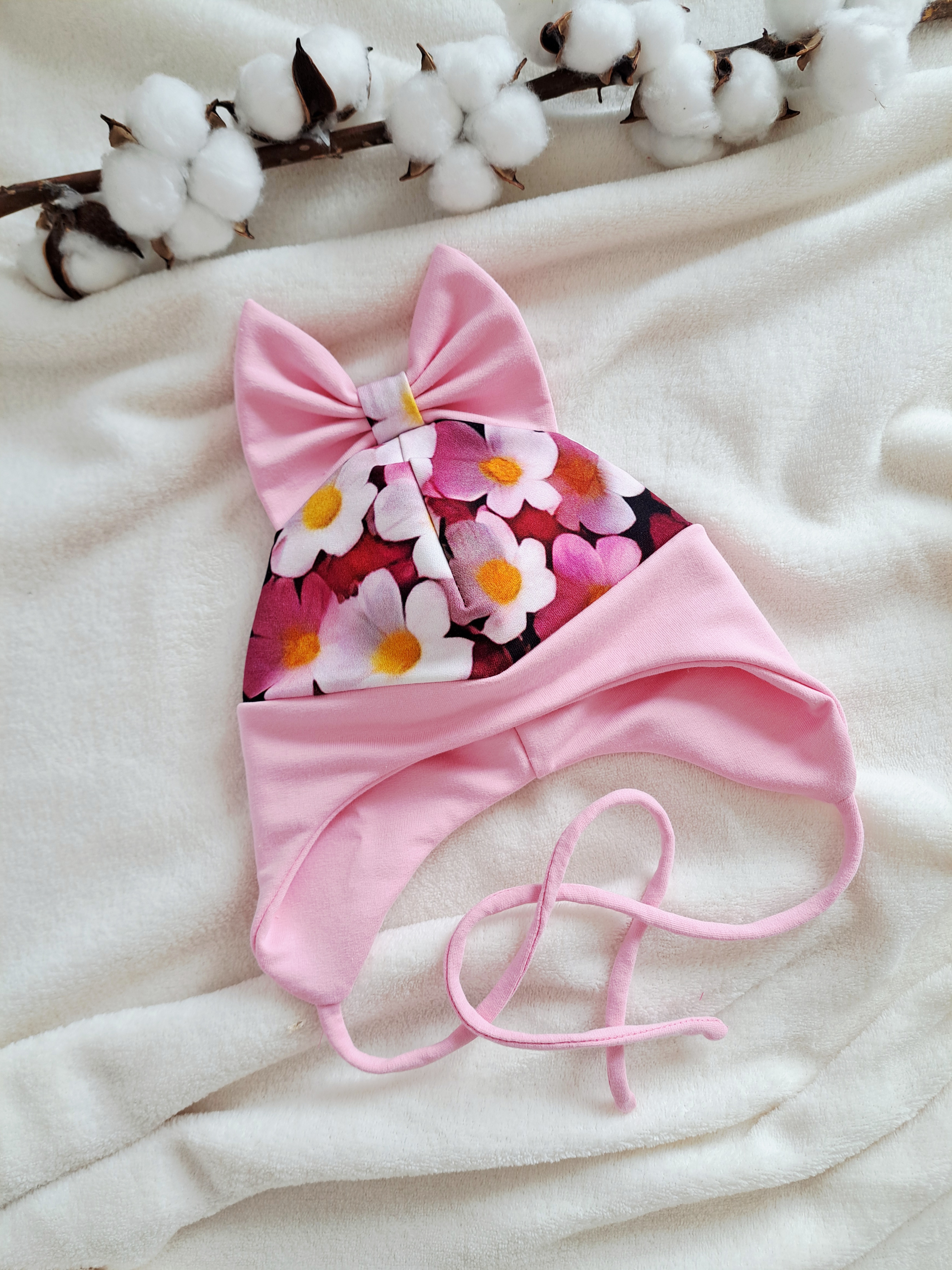 Plonesnė kepurė su raišteliais, su gėlytėmis, VISOS SPALVOS