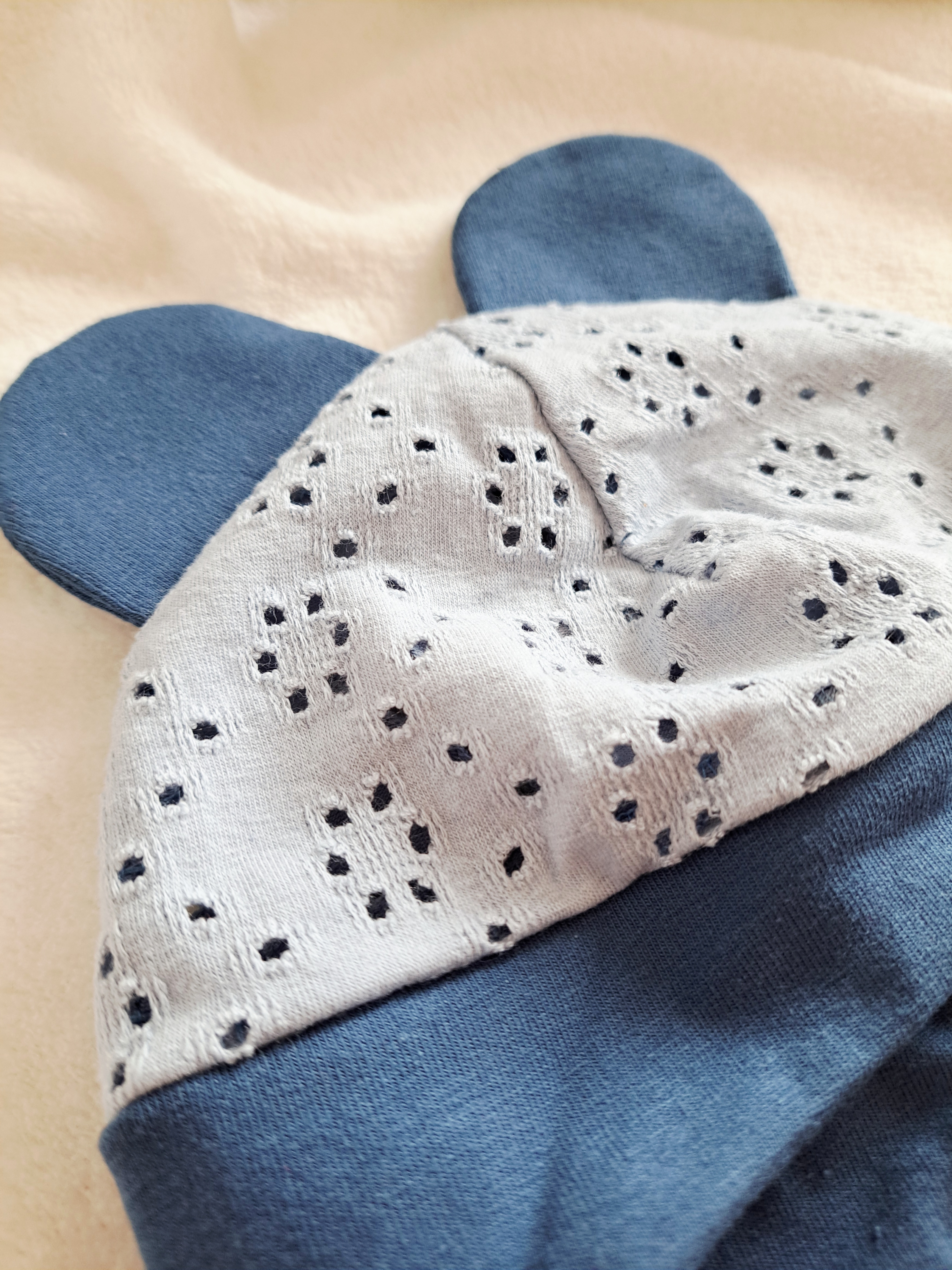 Mėlynos spalvos kepurė su raišteliais