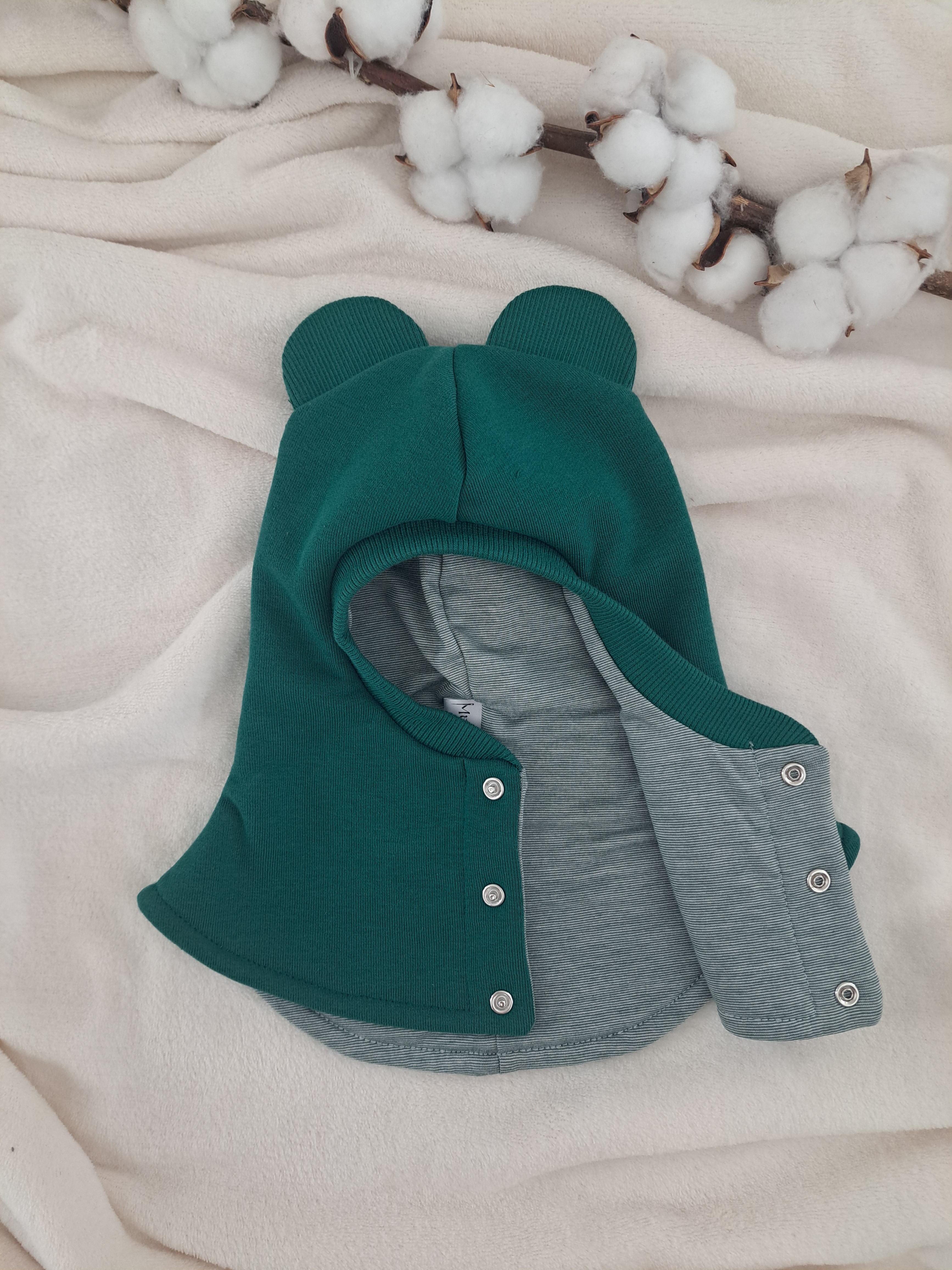 Žieminis šalmukas, Ryški žalia