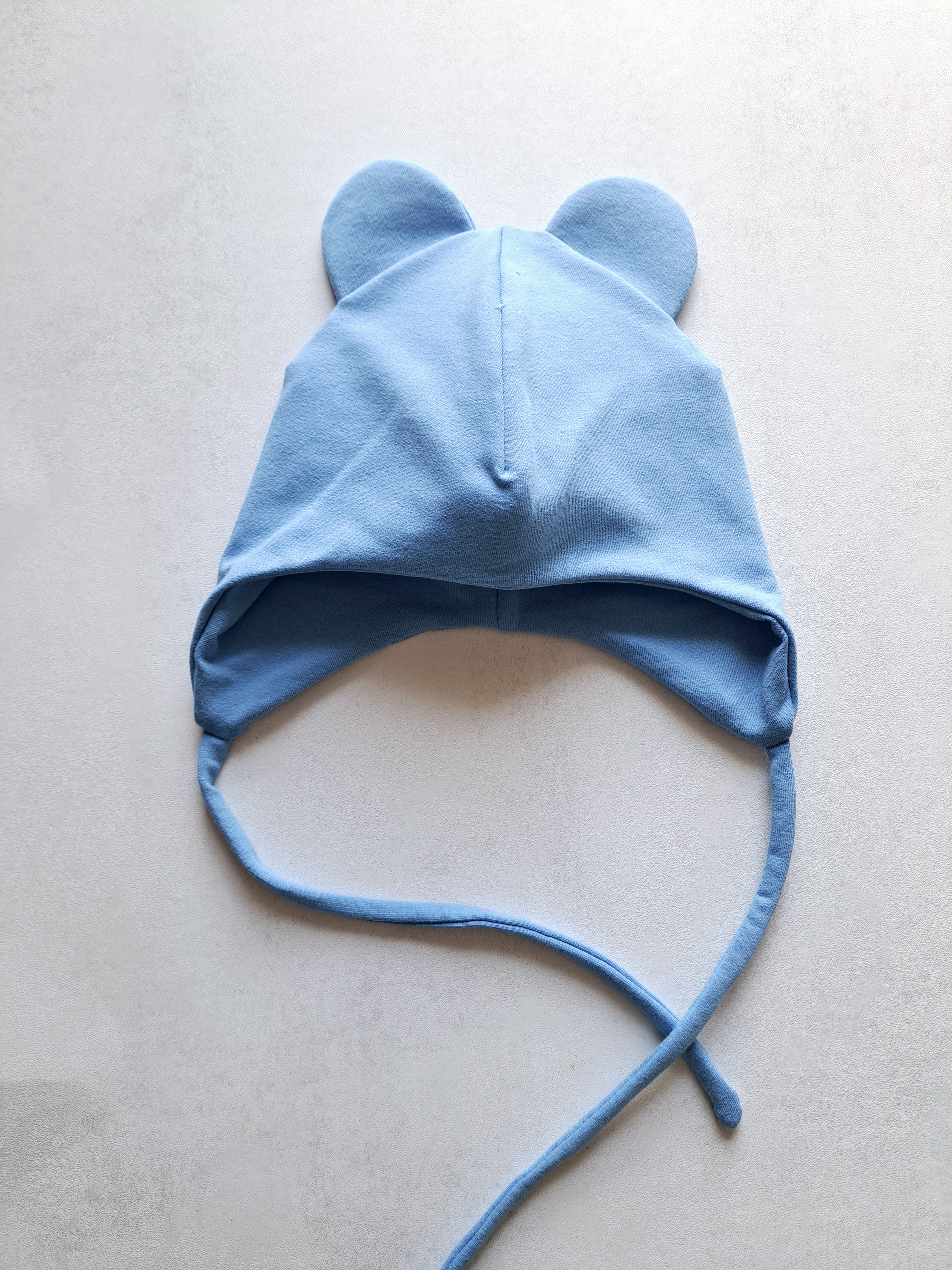 (48d) Rudeninė kepurė su raišteliais