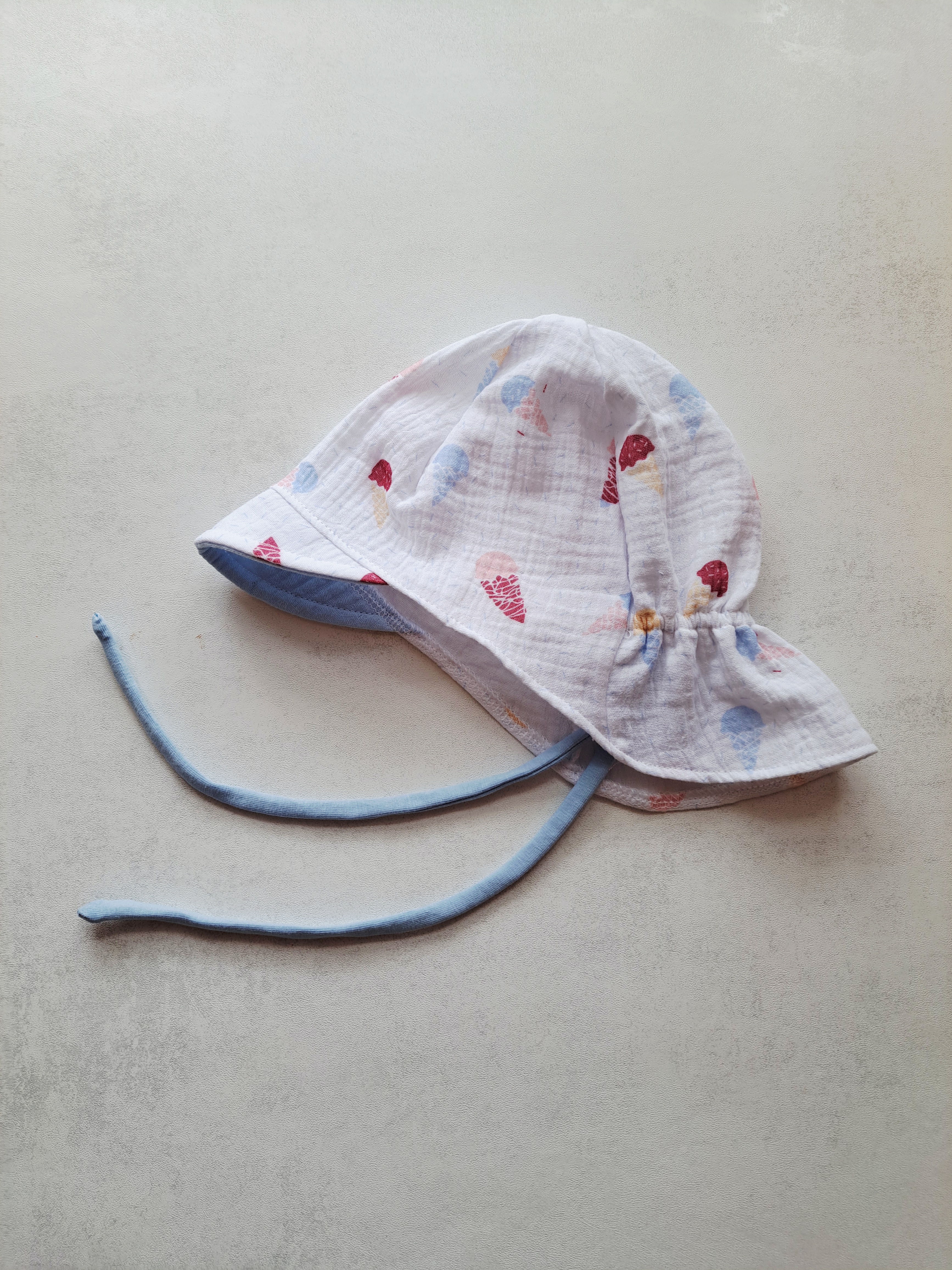 Muslino kepurė su snapeliu ir kaklo apsauga