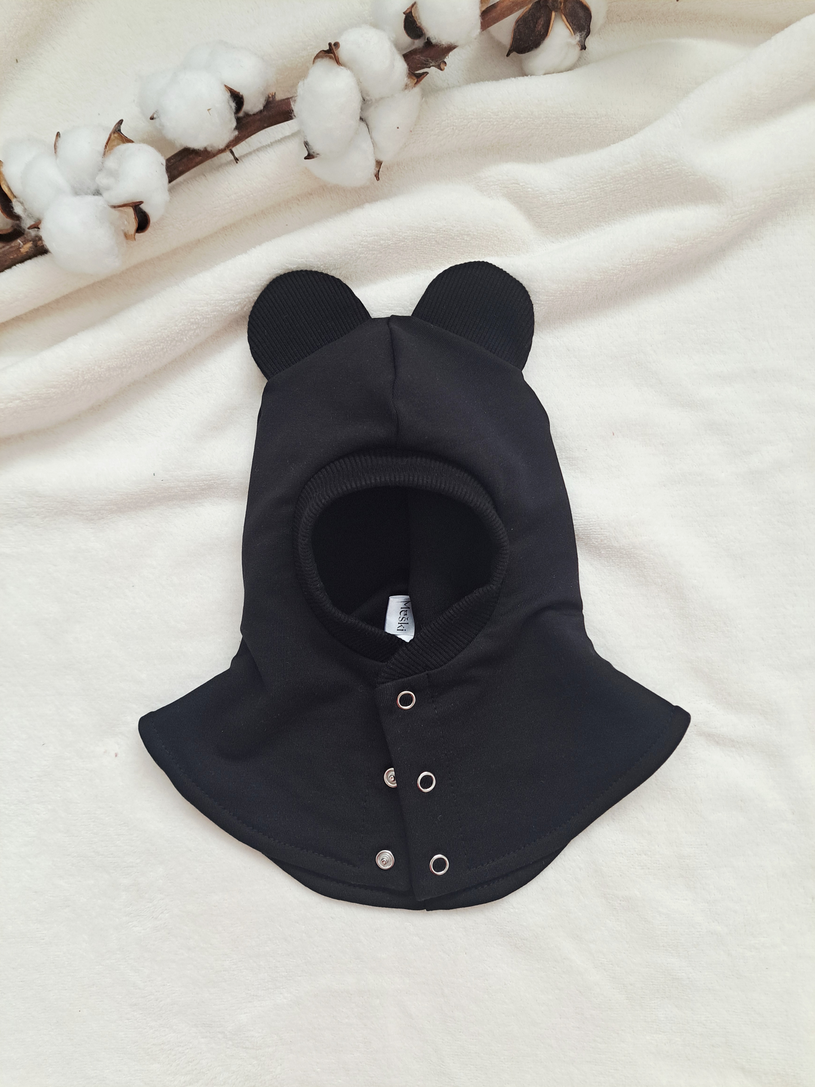 Pavasarinis šalmukas, Juodas