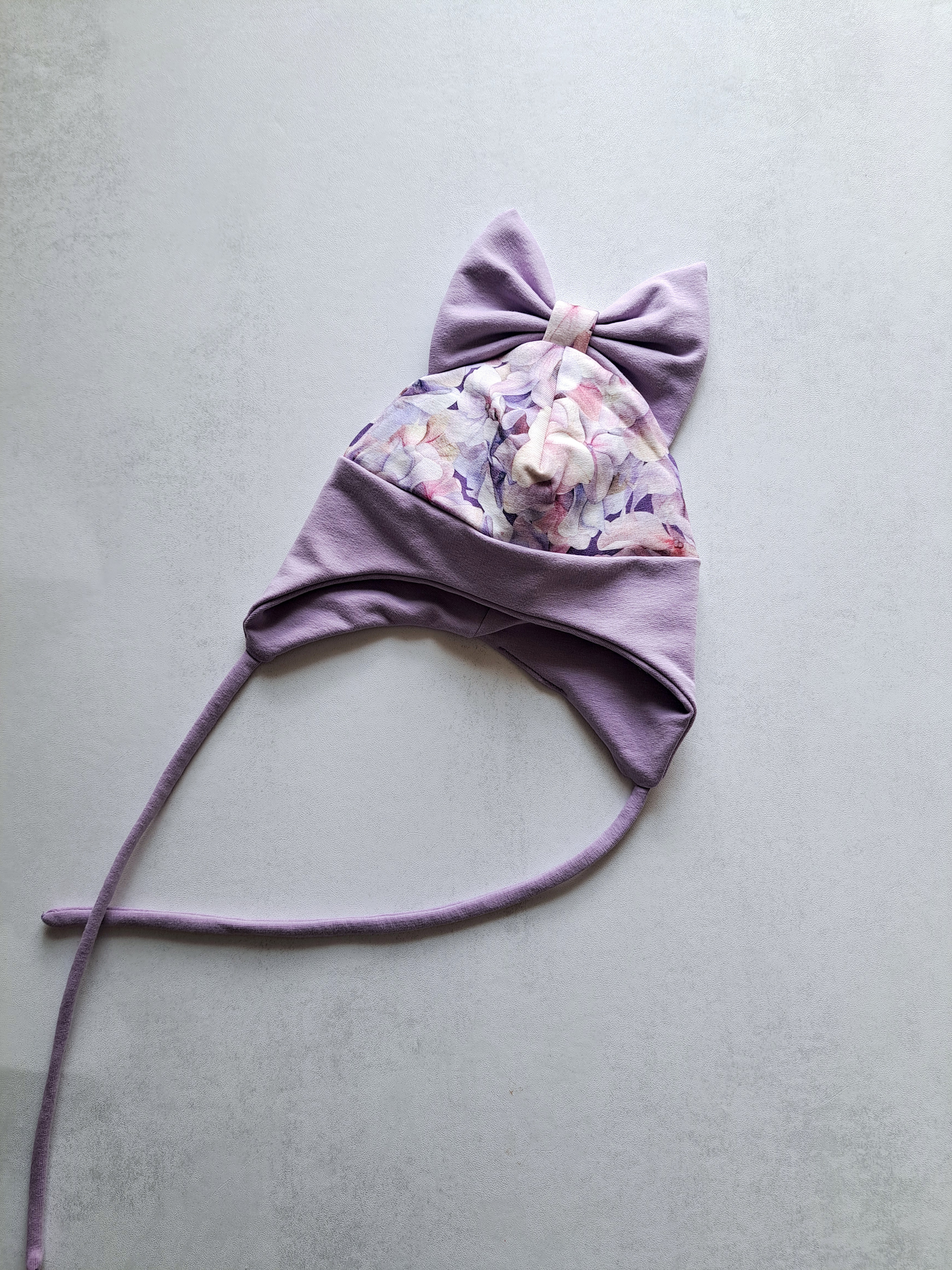 (42d) Rudeninė kepurė su raišteliais