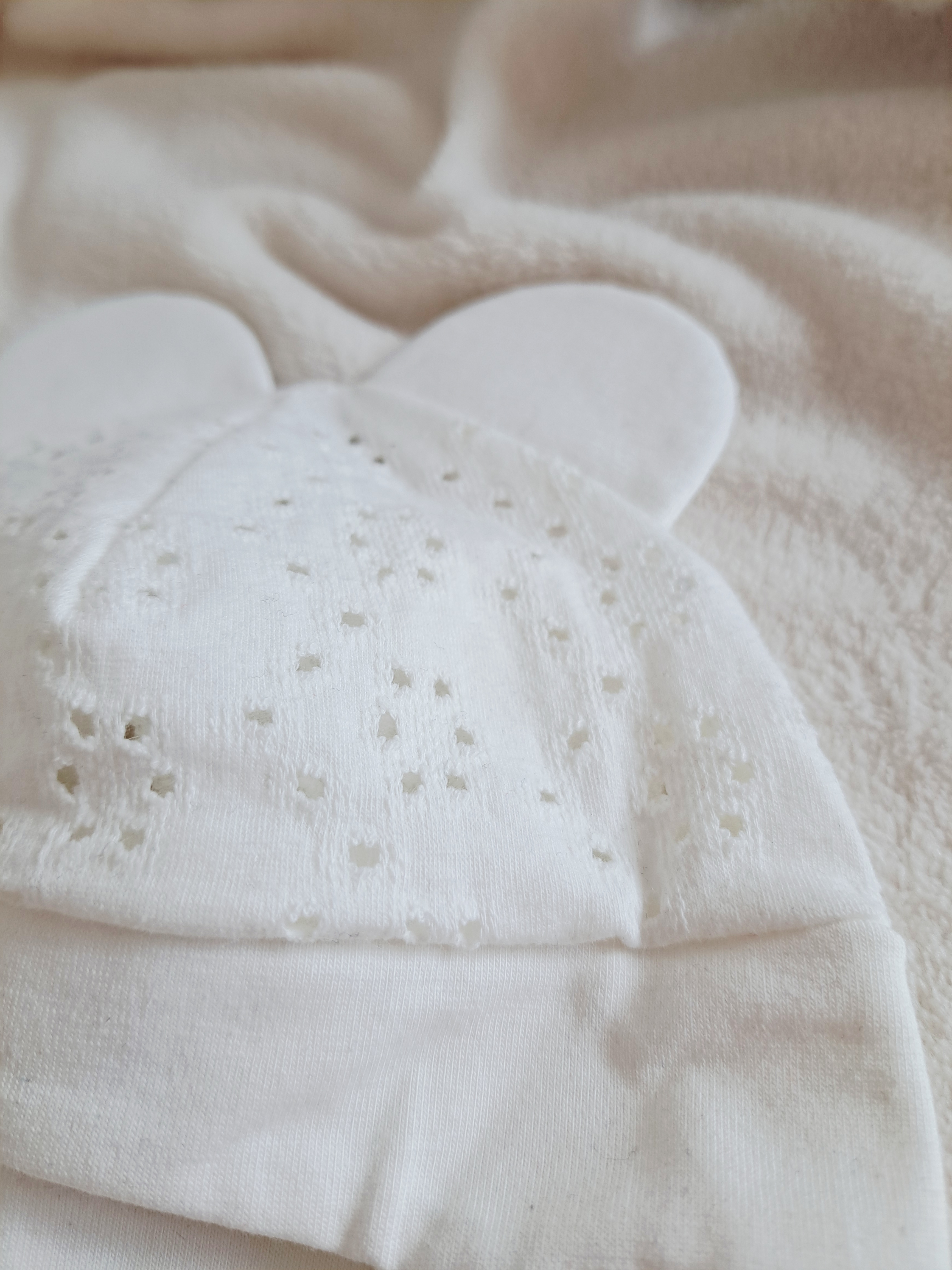 Pieno baltos spalvos kepurė su raišteliais