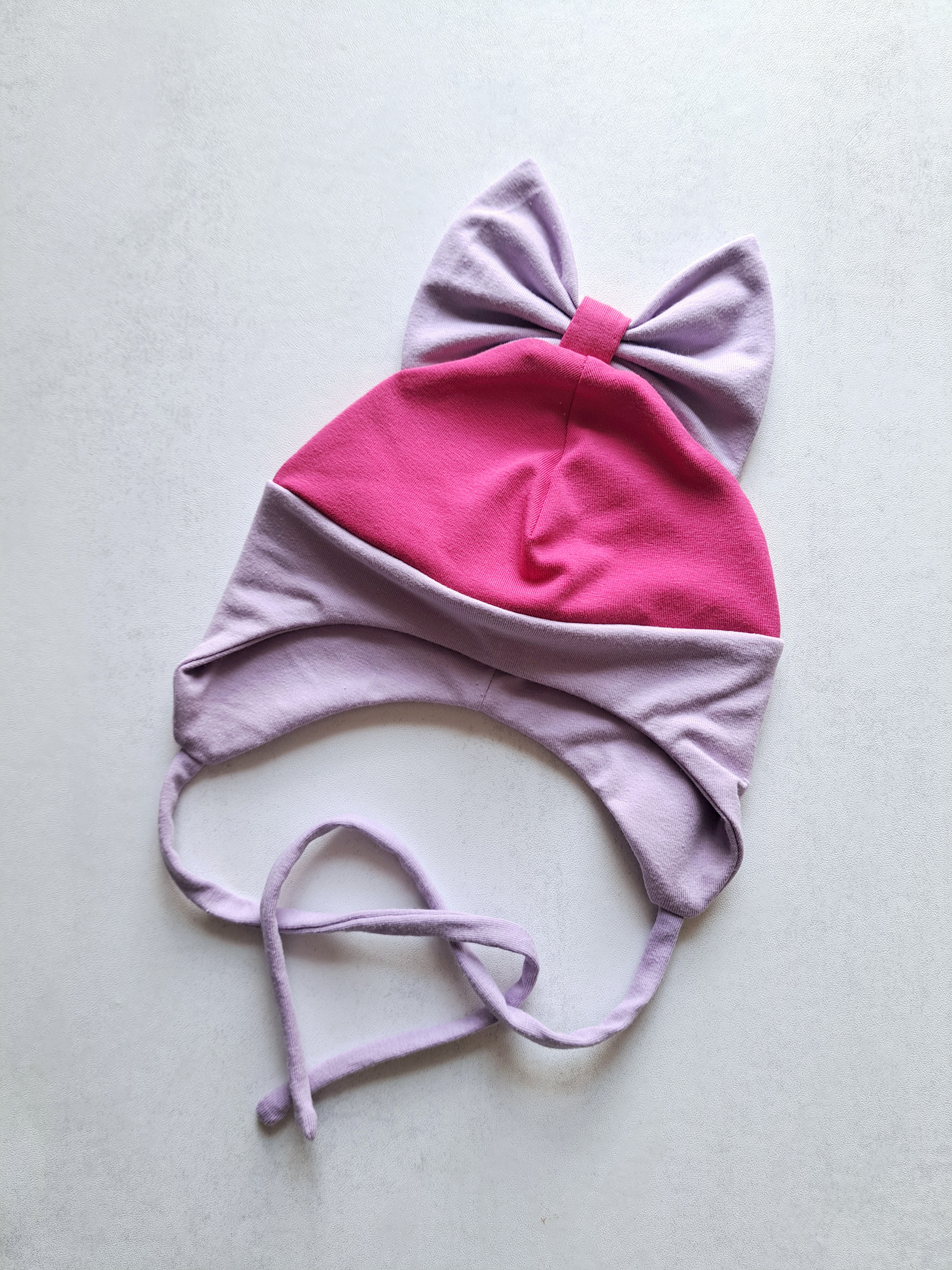 (44d) Plonesnė kepurė su raišteliais