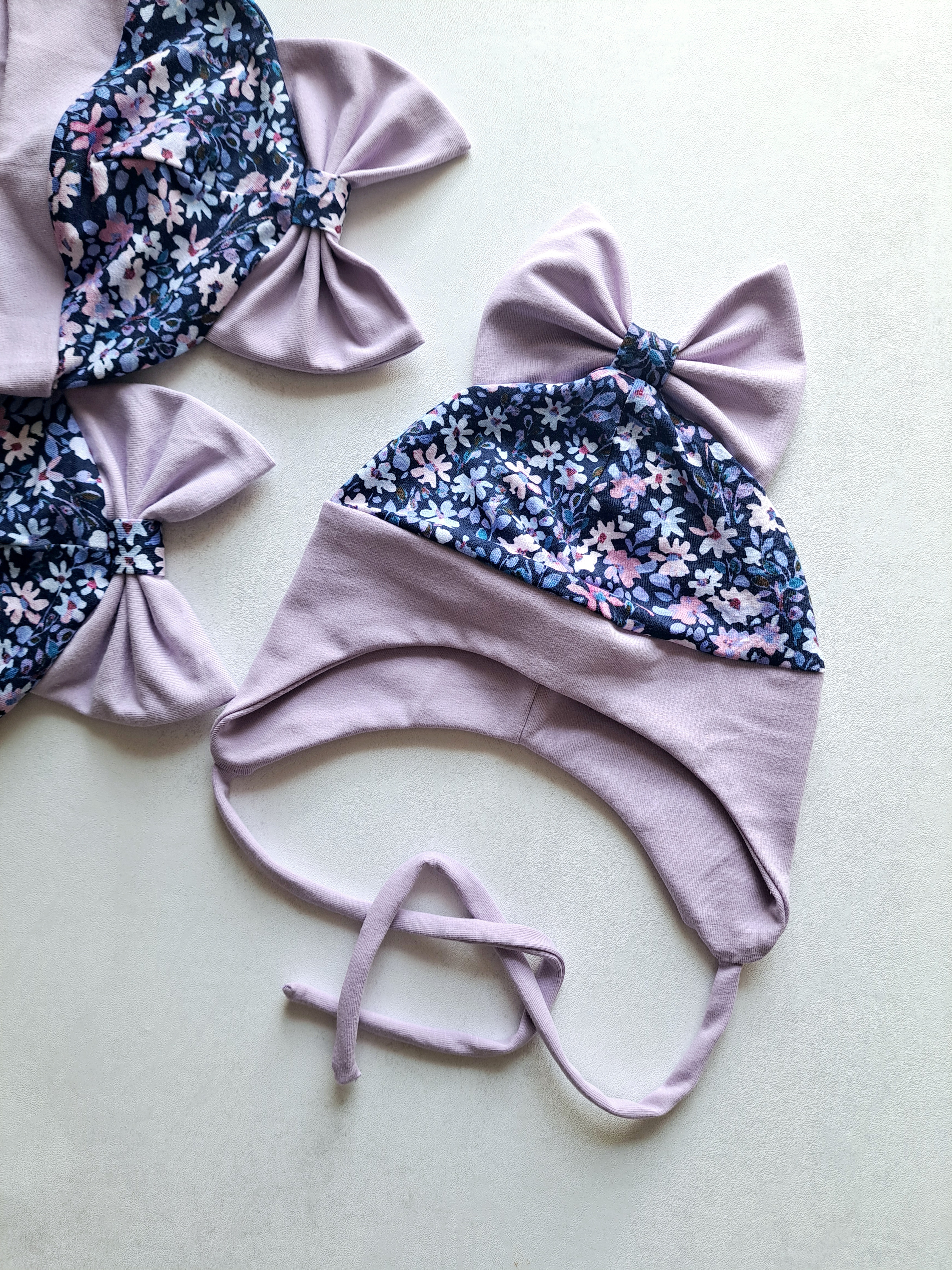 (42d, 46d, 48d) Plonesnė kepurė su raišteliais