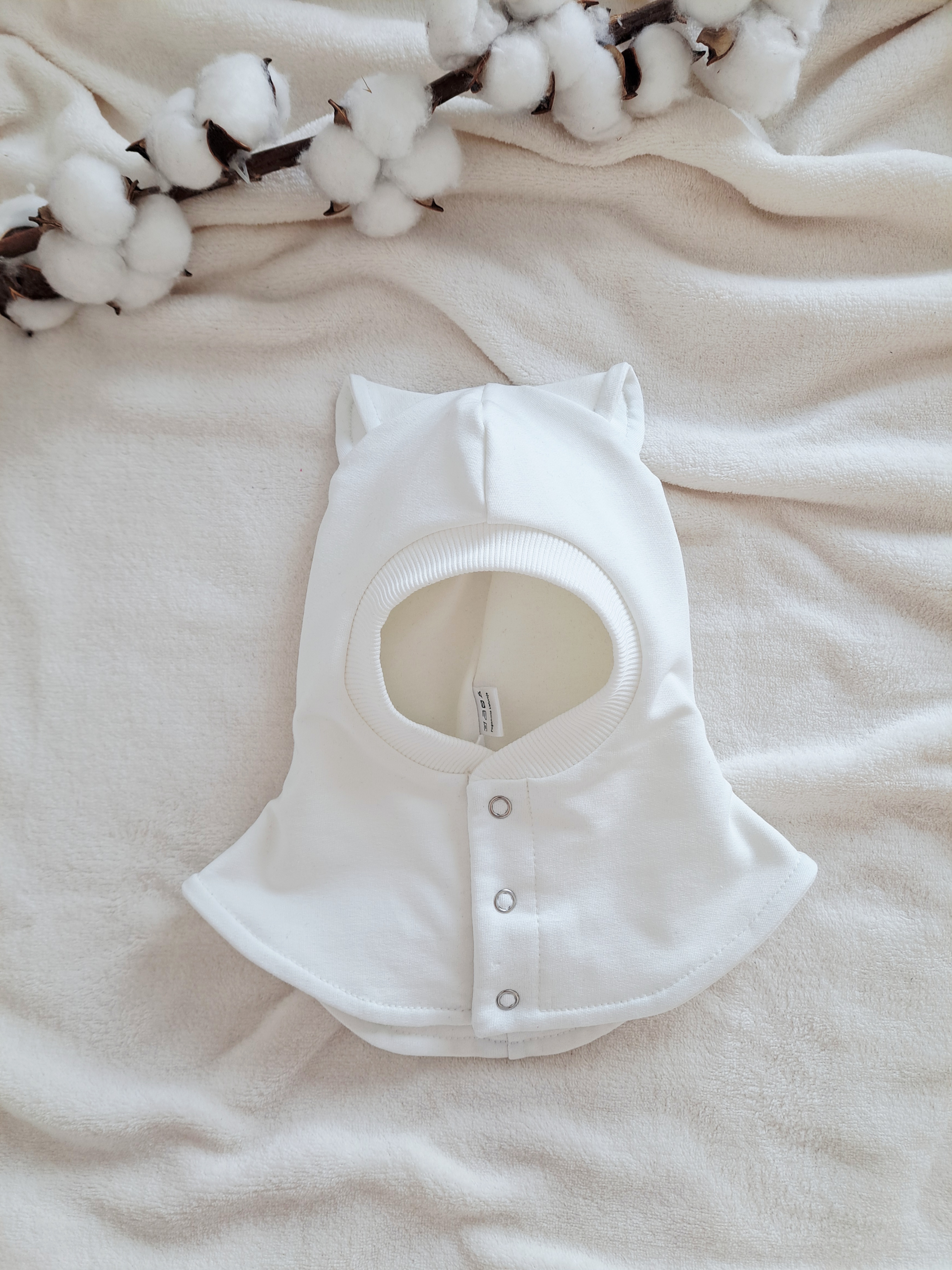 Pavasarinis šalmukas, Ecru kačiukas