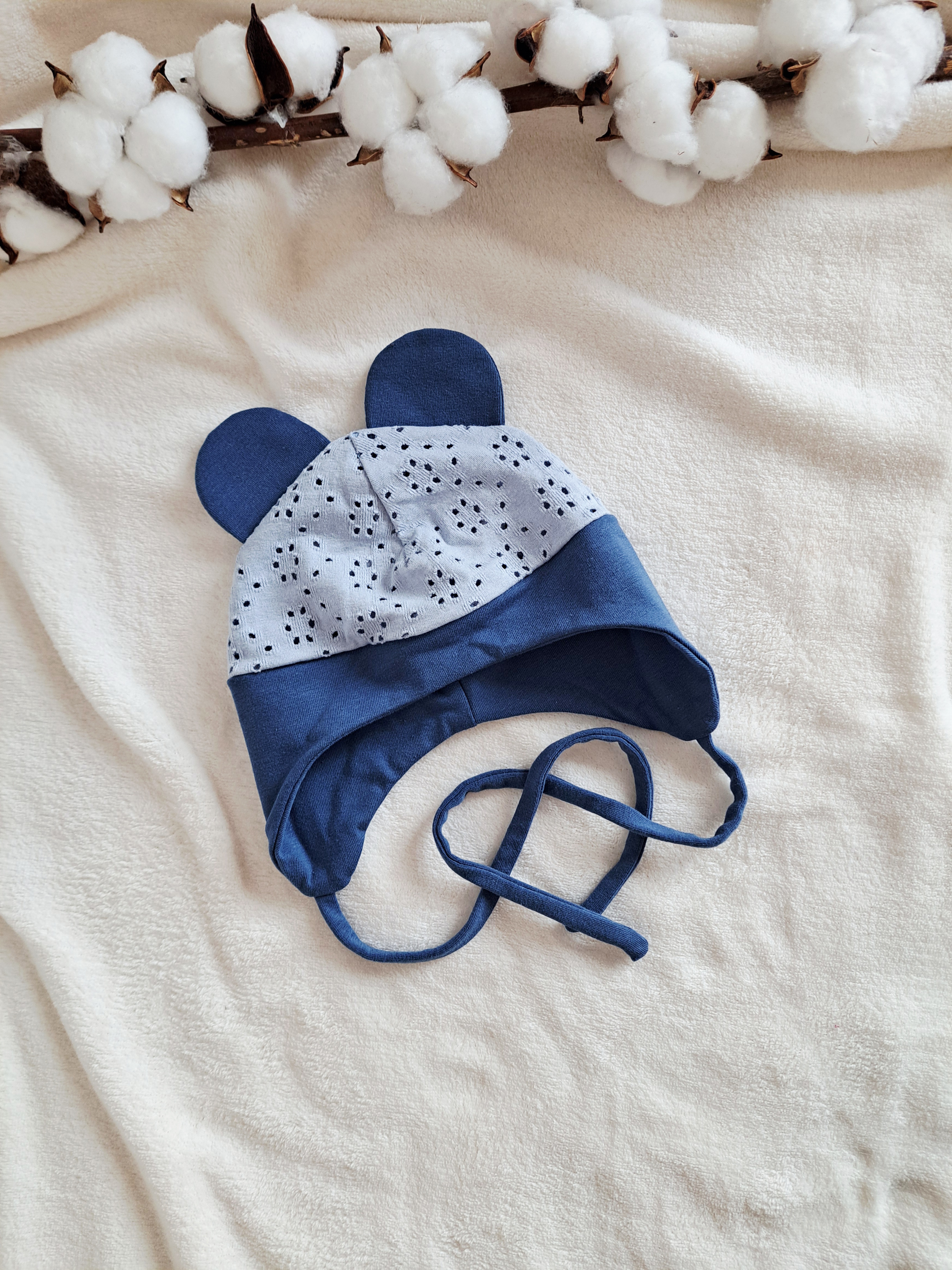 Mėlynos spalvos kepurė su raišteliais