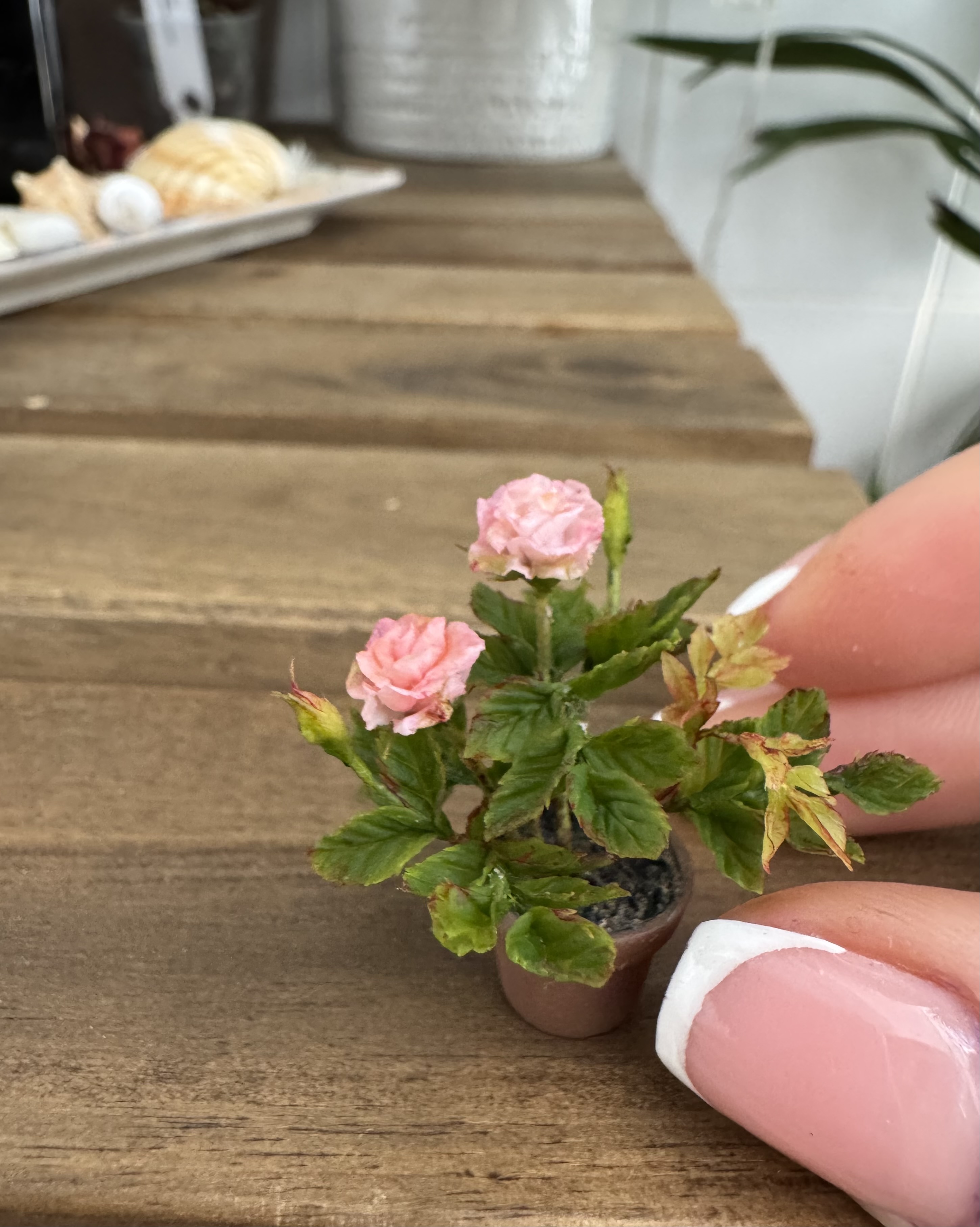 Dollhouse roses in pot, Scale 1/12 - TO ORDER