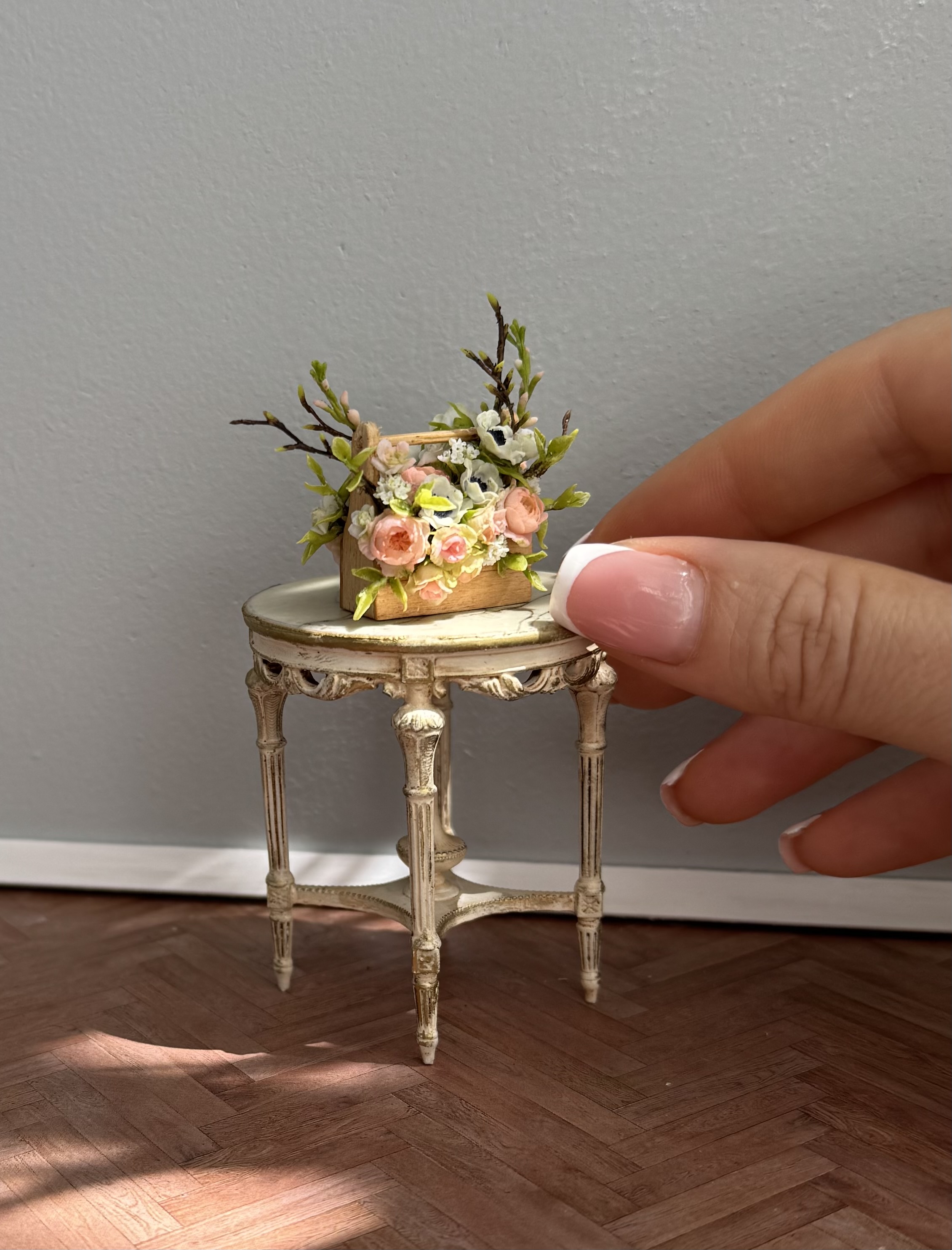 Flower arrangement in a wooden box