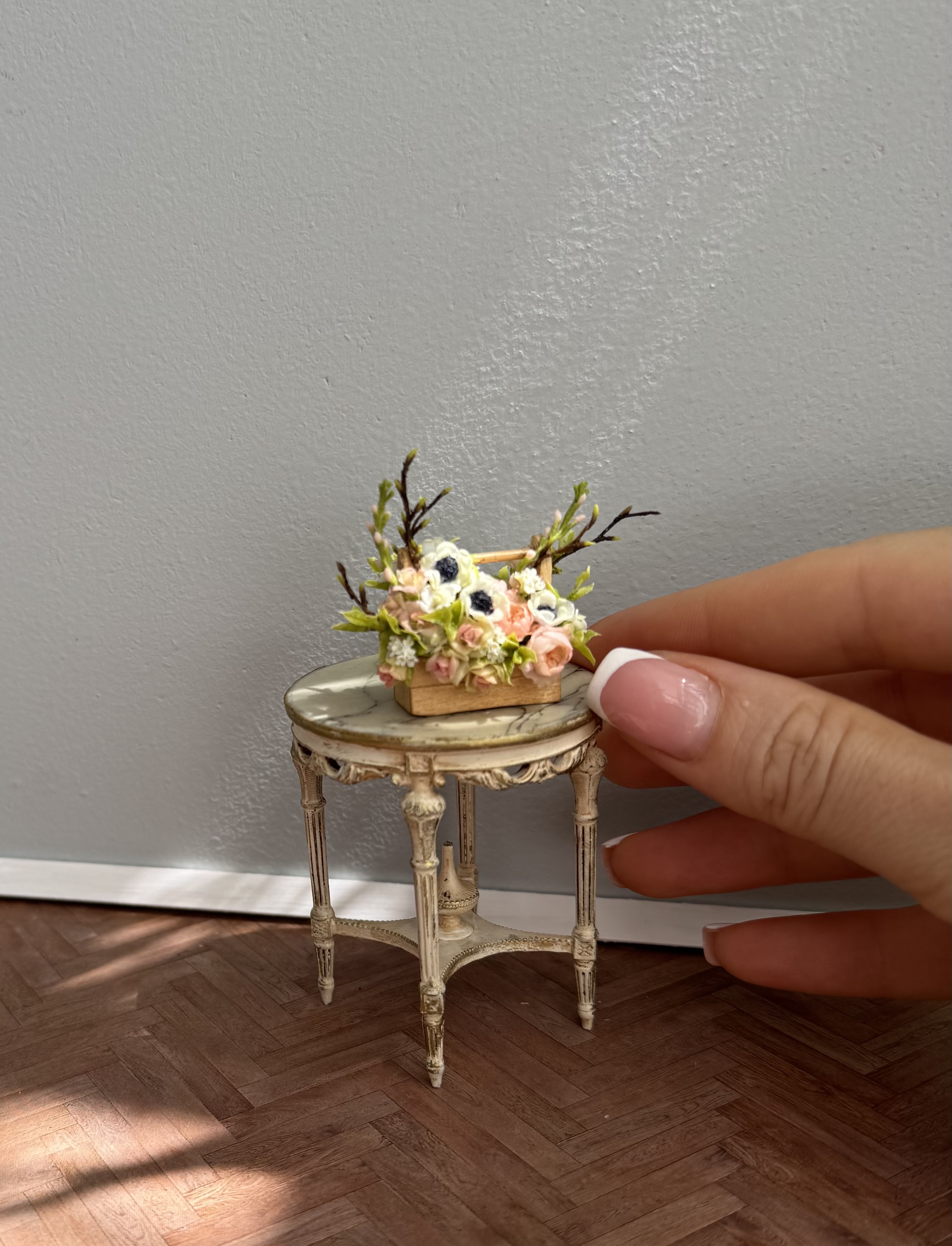 Flower arrangement in a wooden box