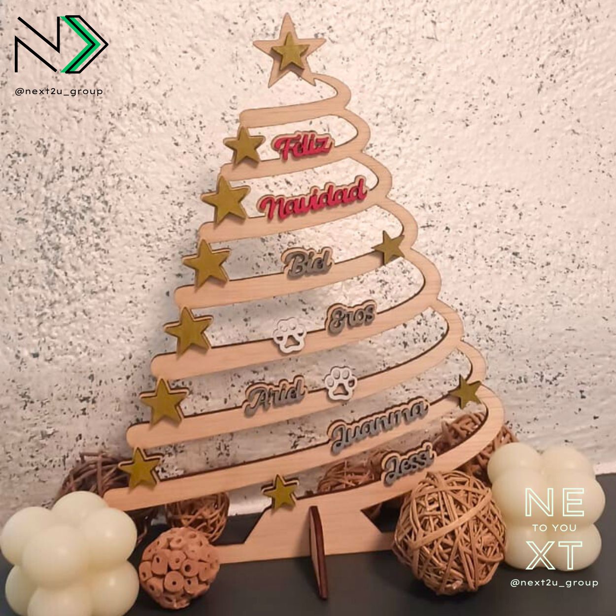 Árbol de madera con nombres en relieve