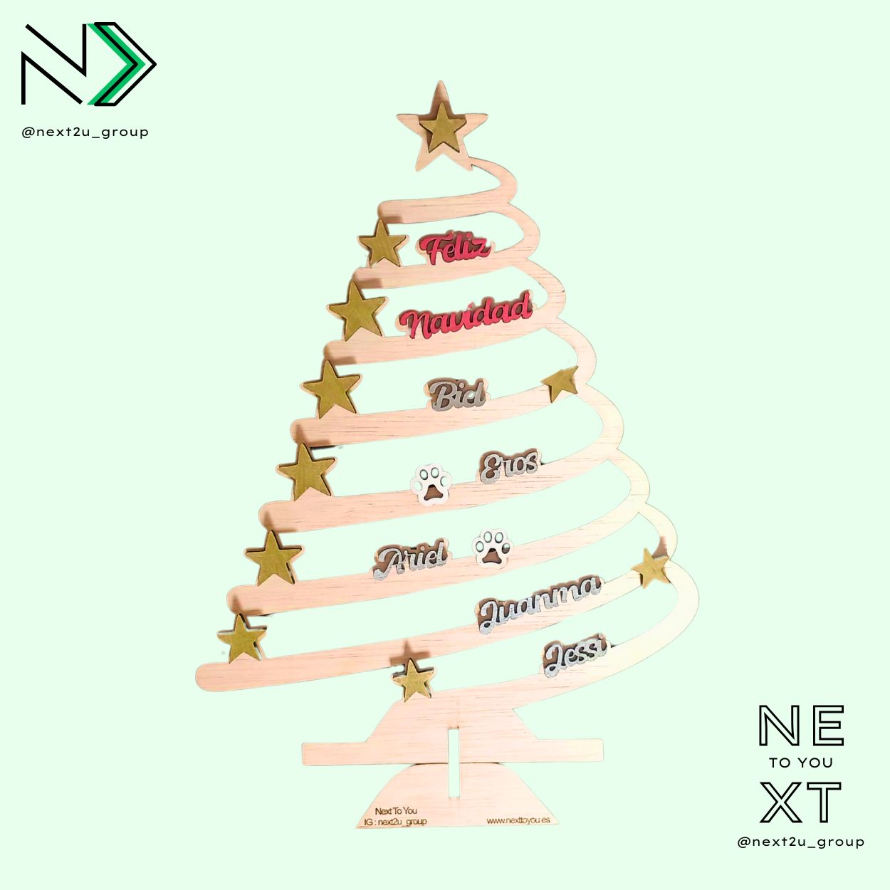 Árbol de madera con nombres en relieve