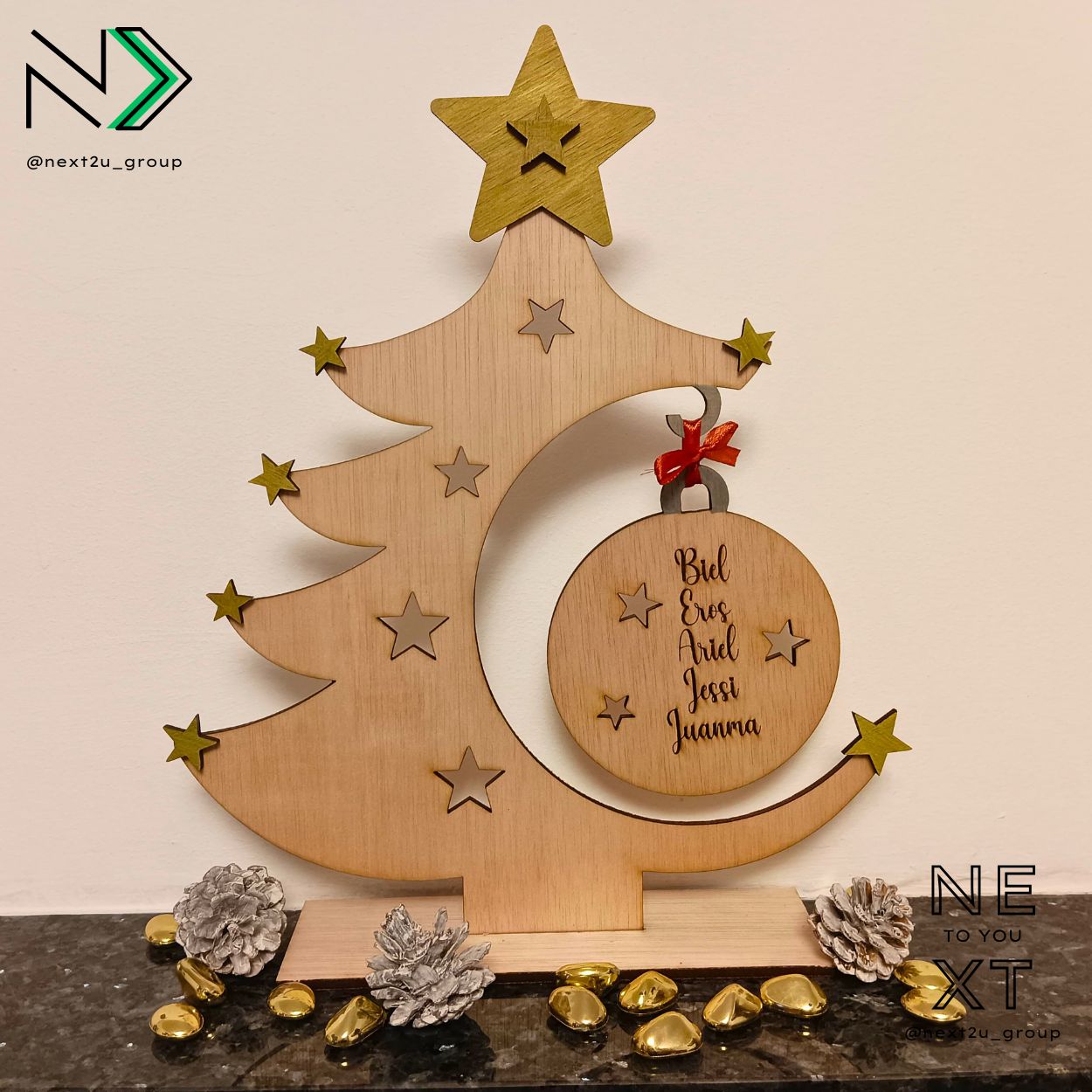 Árbol de madera con nombres grabados