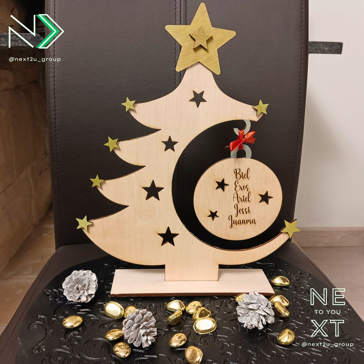 Árbol de madera con nombres grabados