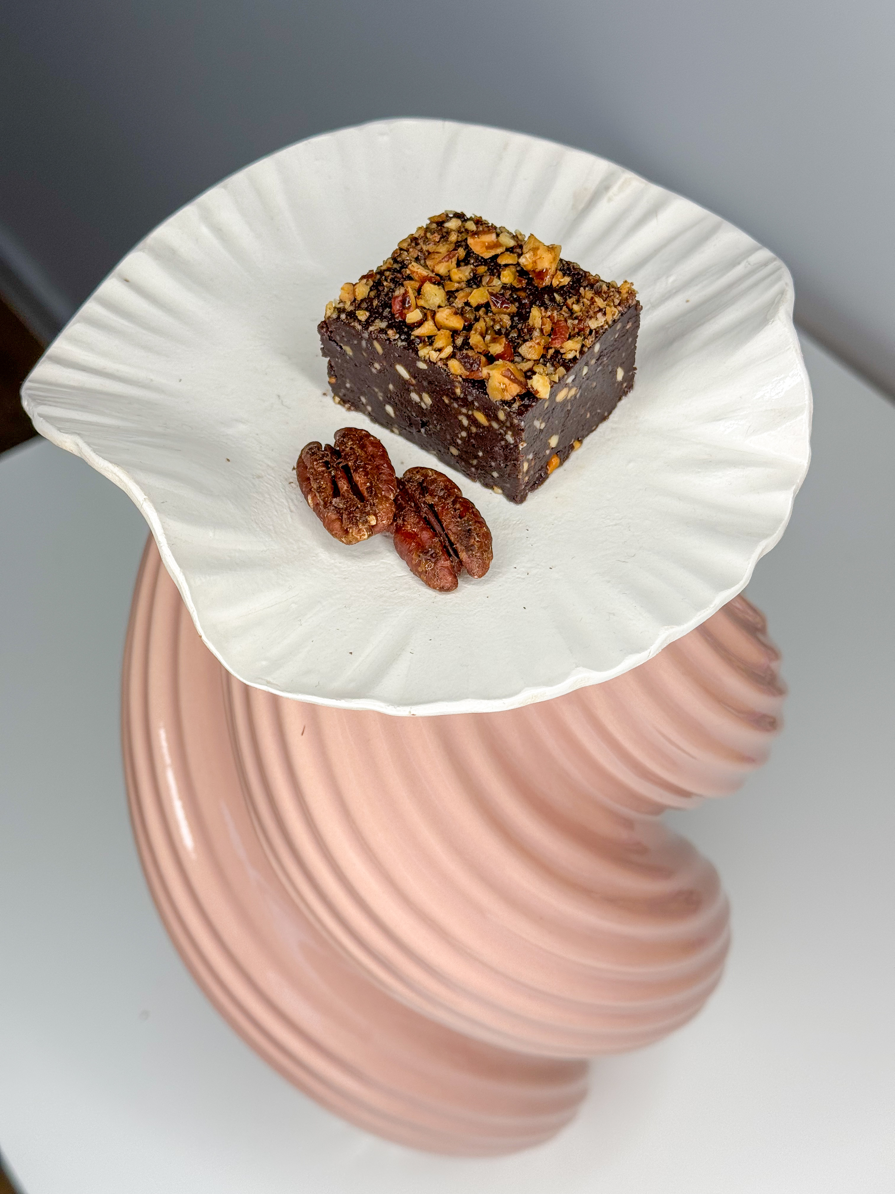 BRAUNIS SU KARAMELIZUOTAIS PEKANO RIEŠUTAIS