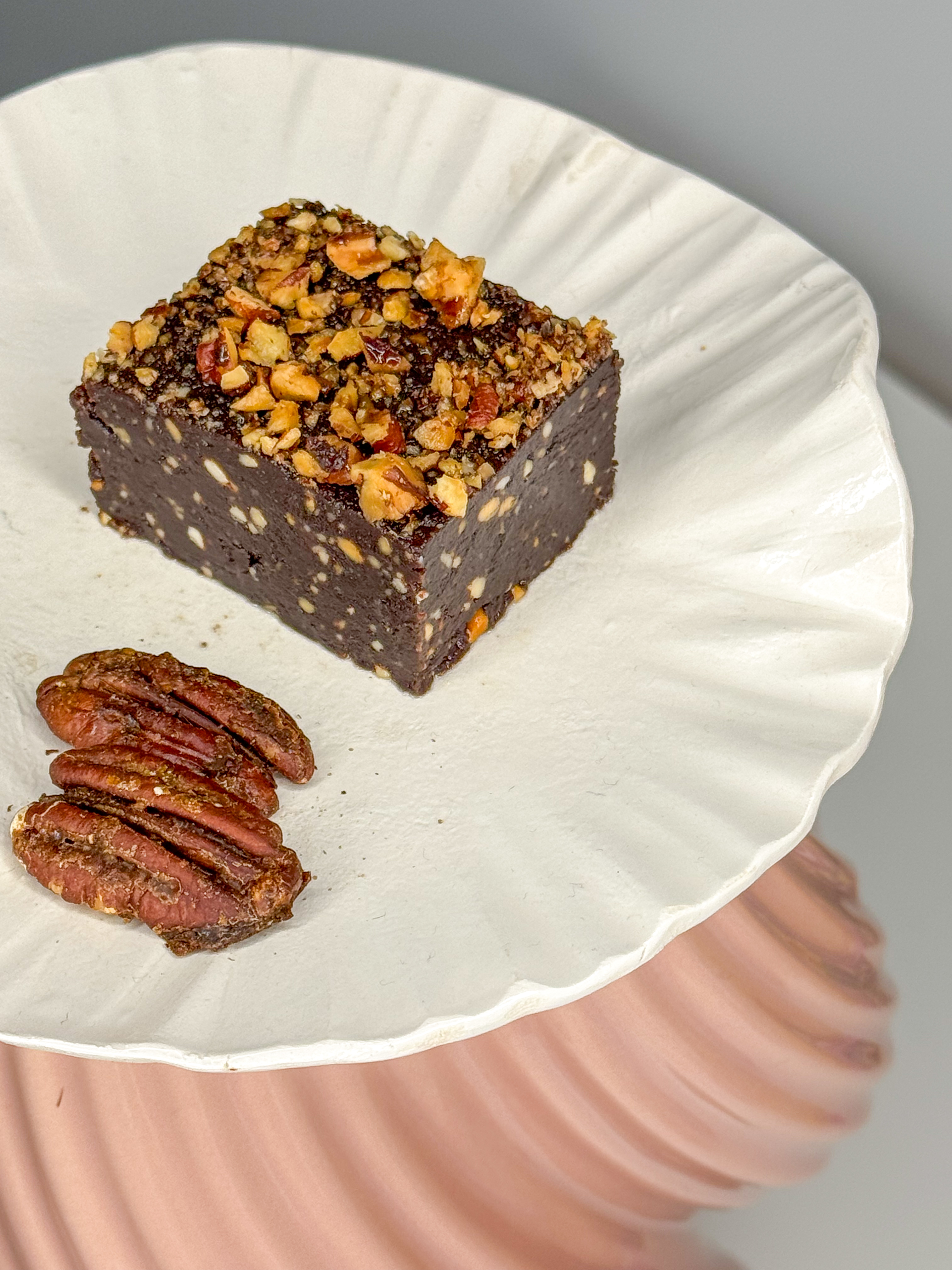 BRAUNIS SU KARAMELIZUOTAIS PEKANO RIEŠUTAIS