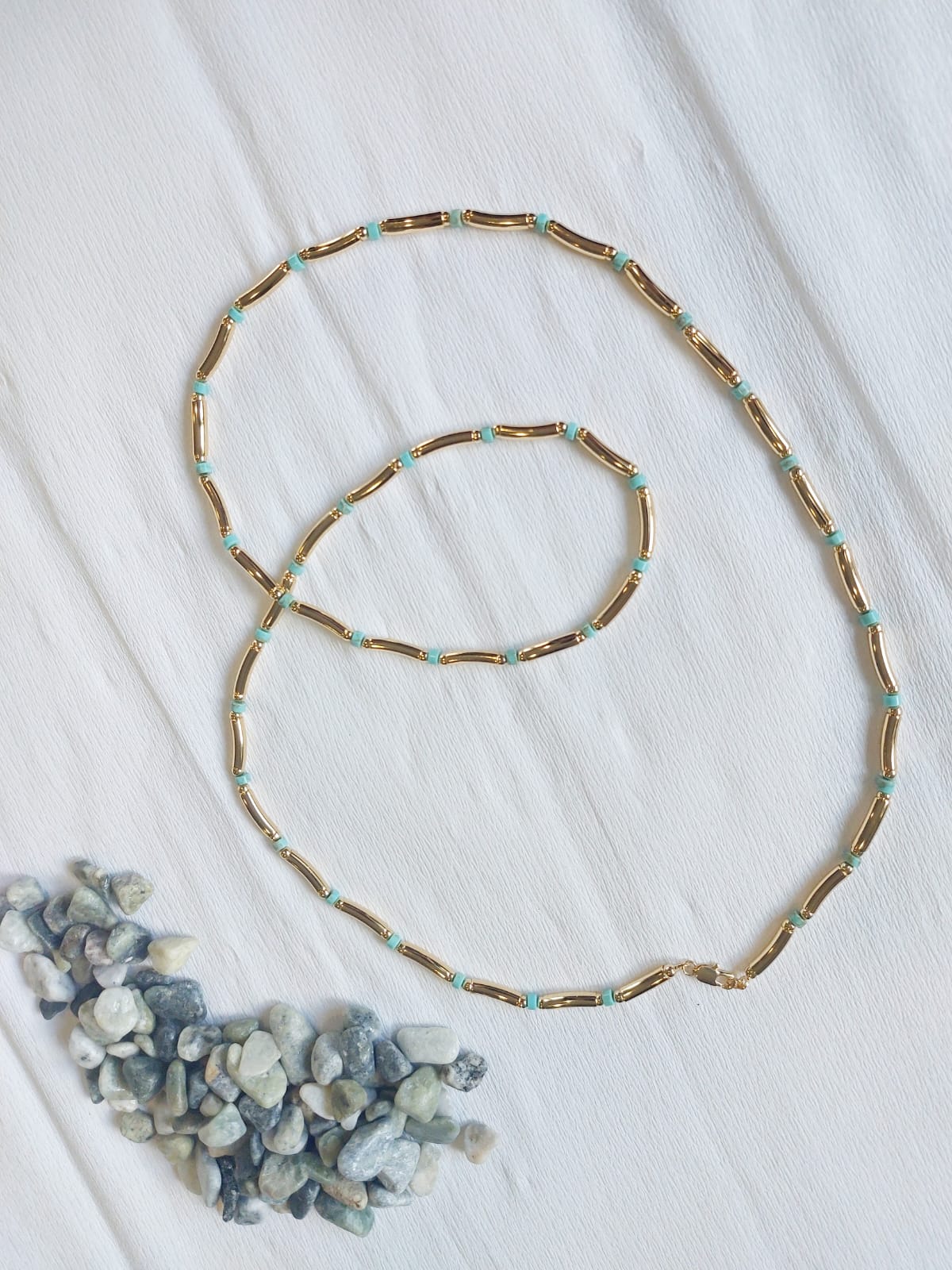 Colar Comprido Canutilhos e Disco de Pedras Verdes