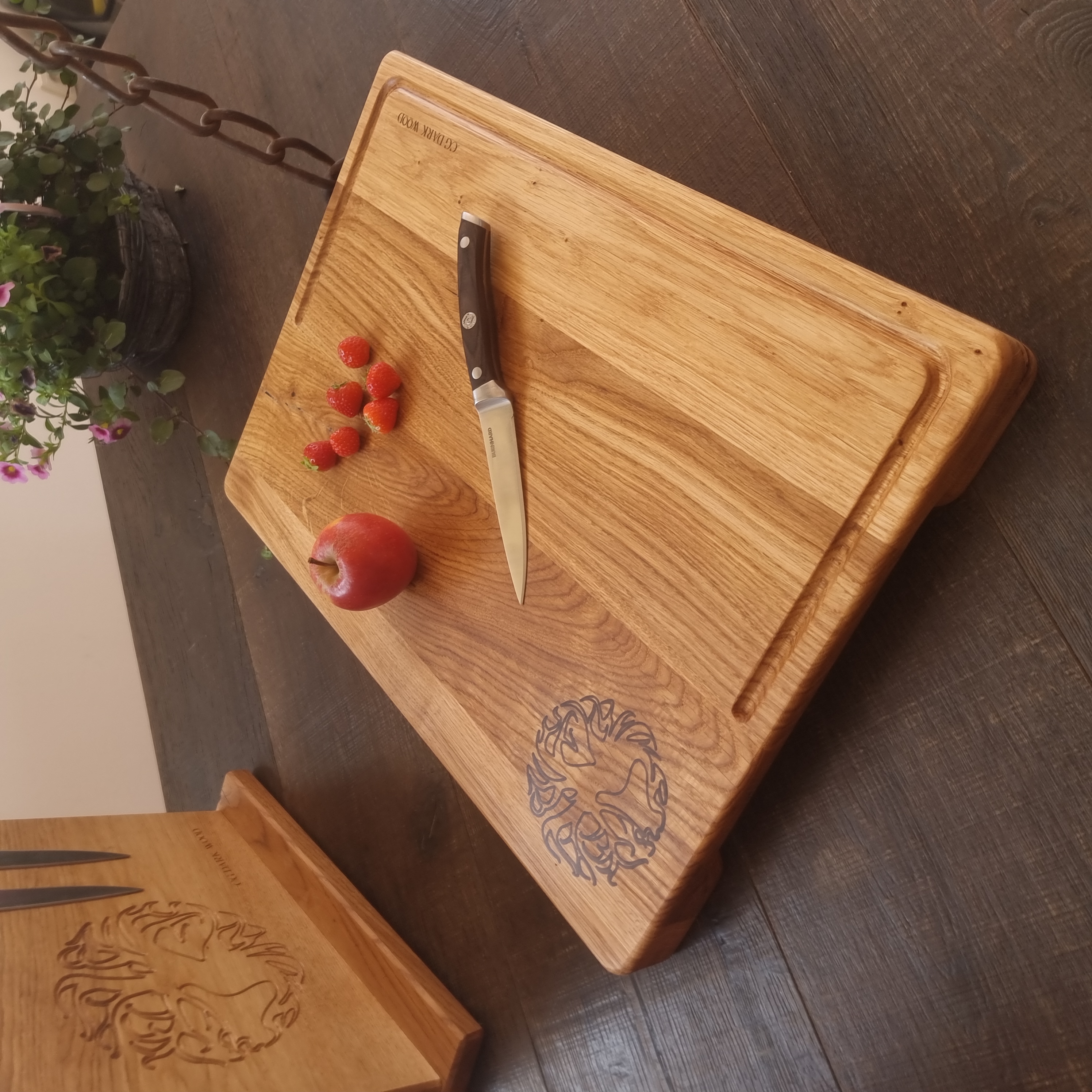 Großes Küchenbrett mit Schräge und Rinne