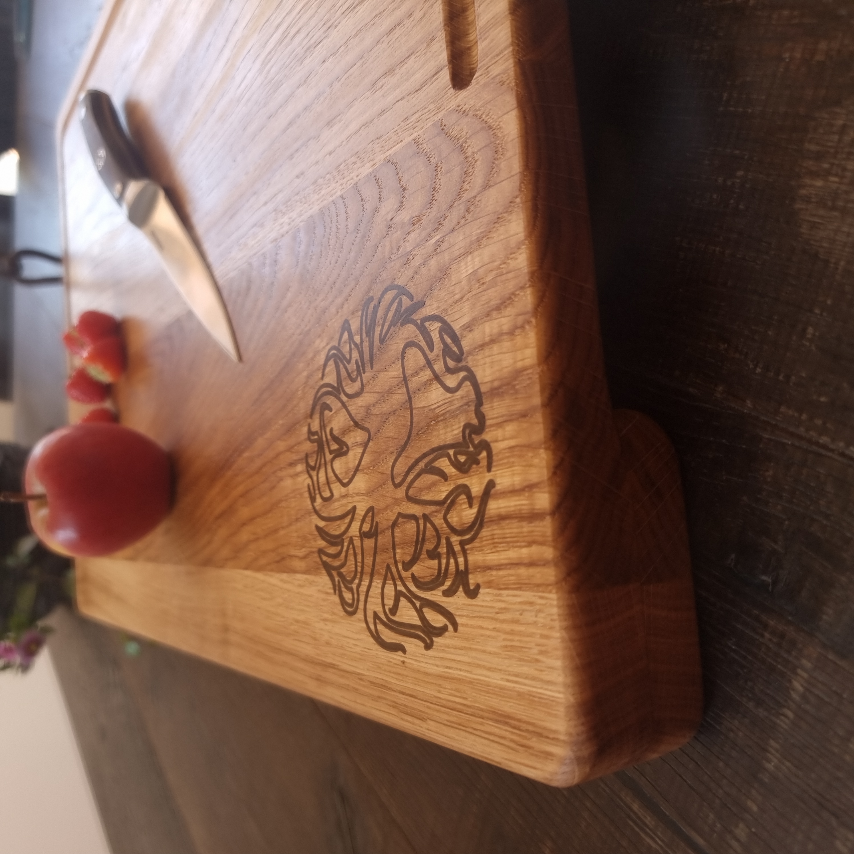 Großes Küchenbrett mit Schräge und Rinne