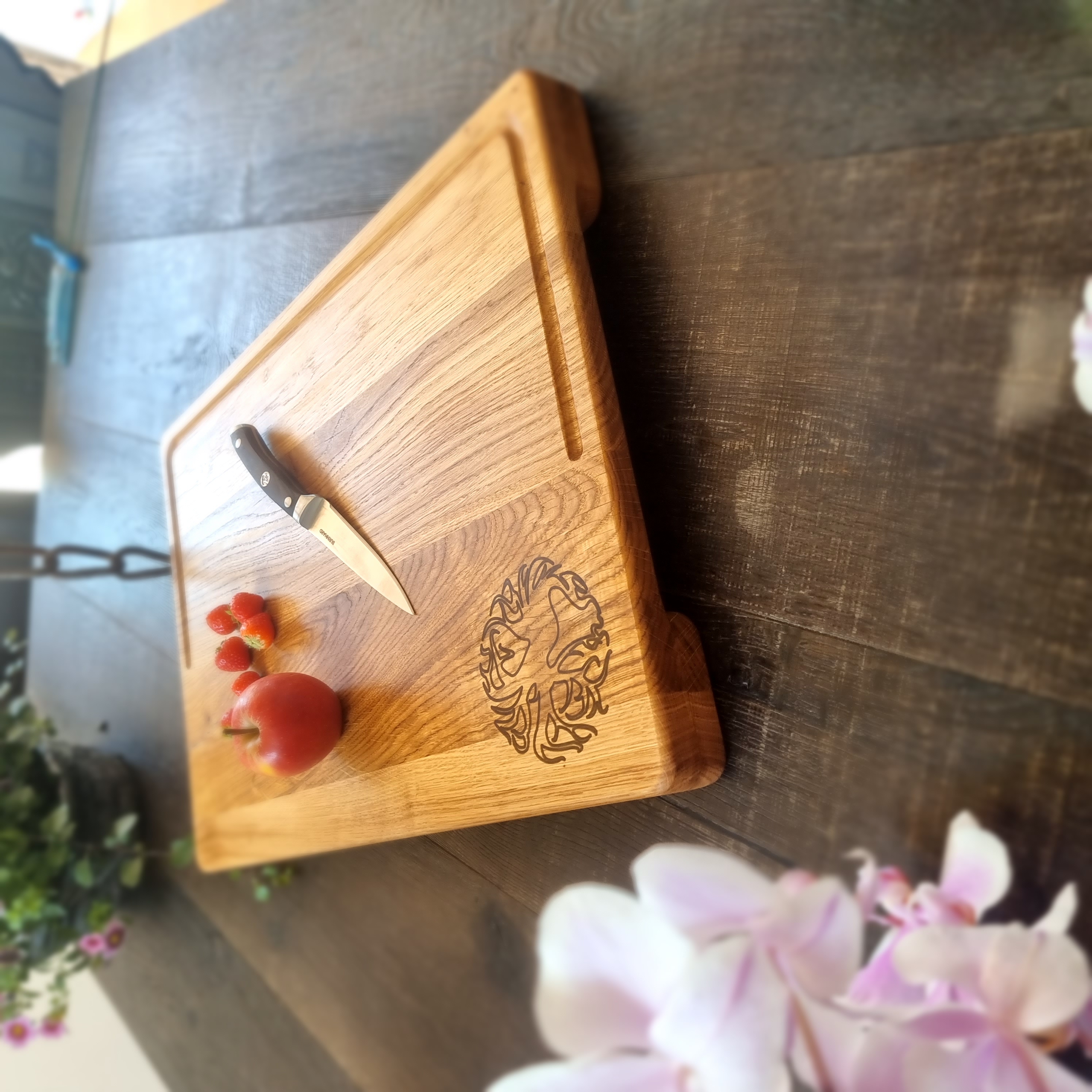 Großes Küchenbrett mit Schräge und Rinne