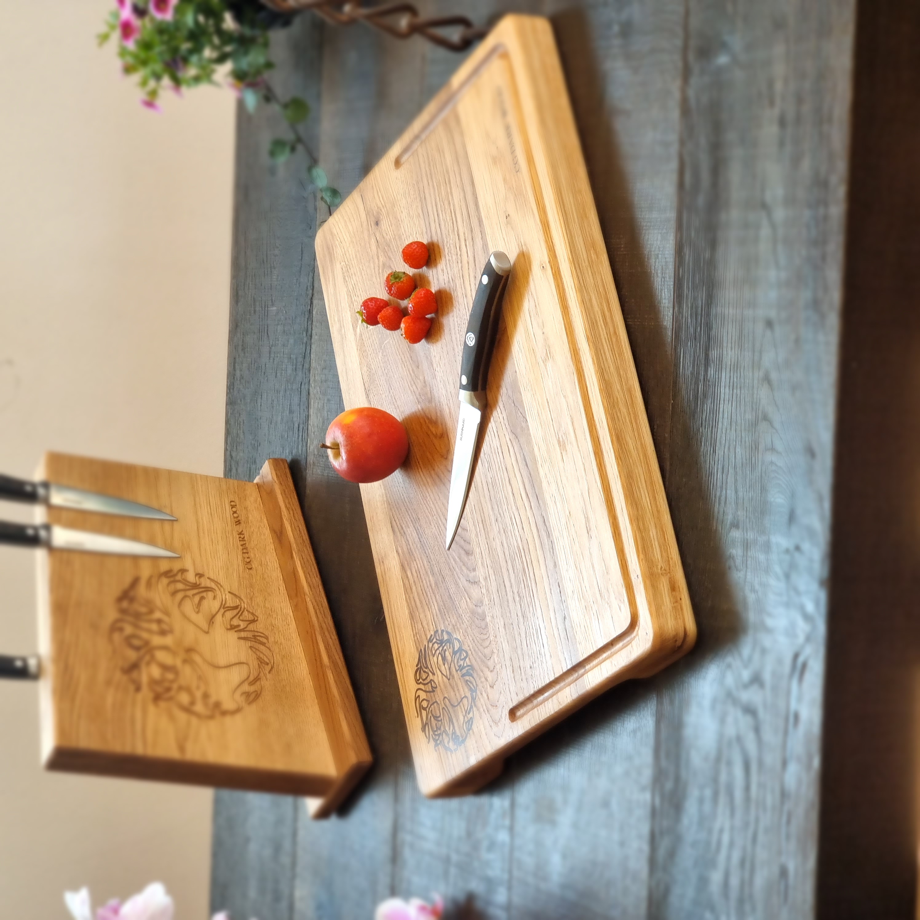 Großes Küchenbrett mit Schräge und Rinne