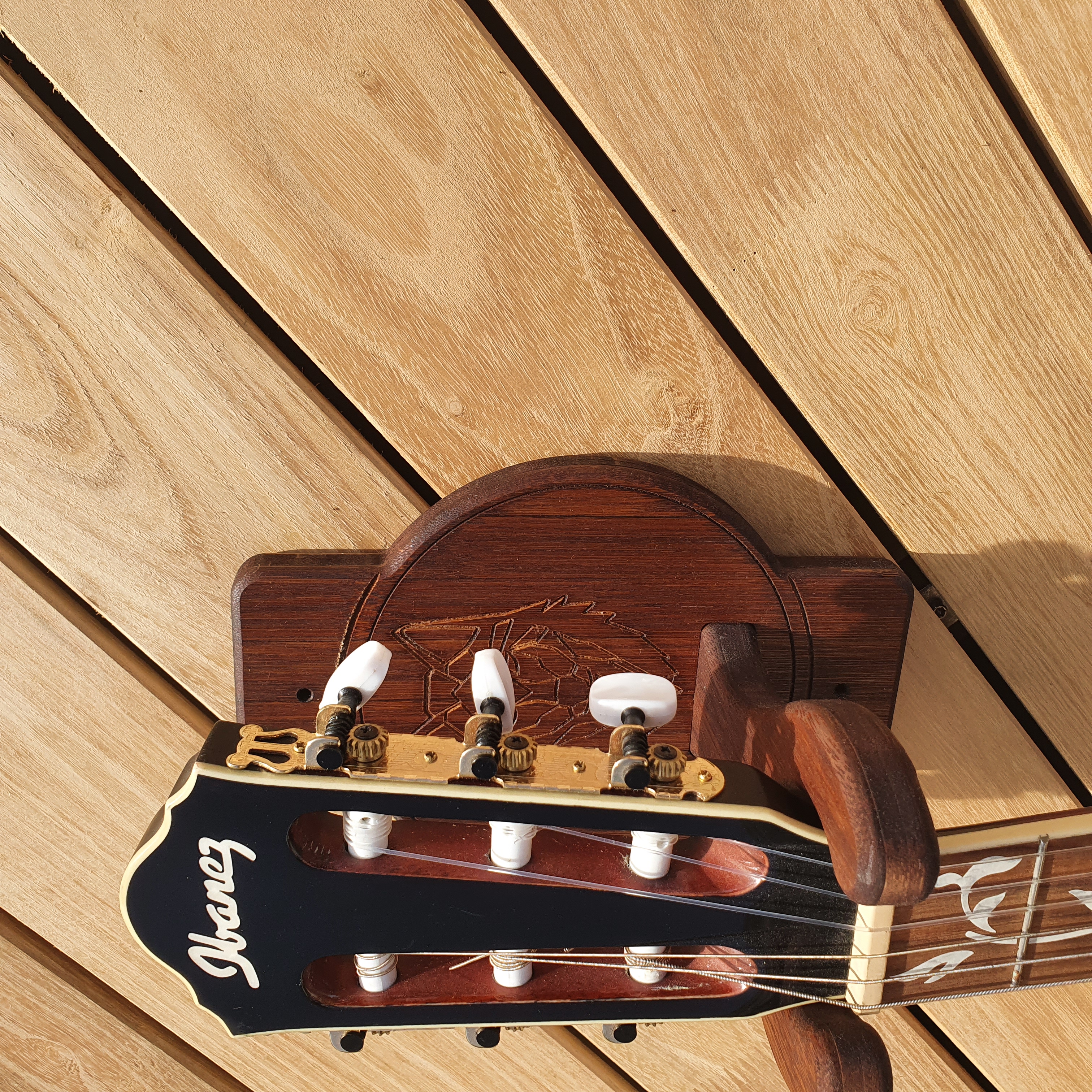 Gitarren Wandhalter aus Bambus. Nachhaltig