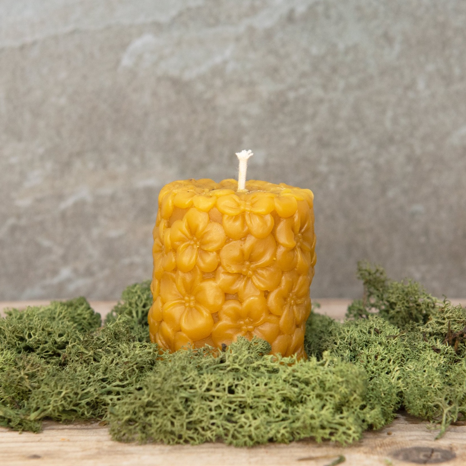 Bičių vaško žvakė Gėlėta