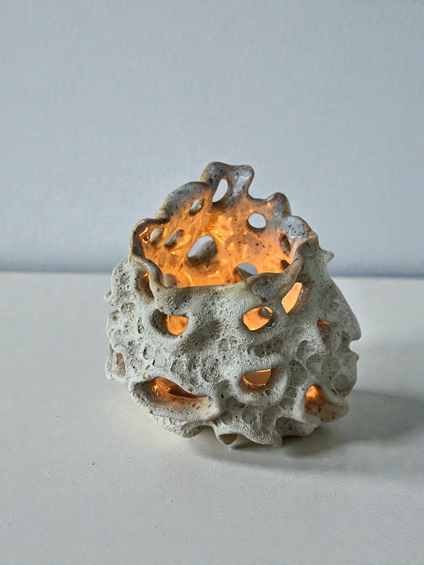 Koralinė ažūrinė žvakidė