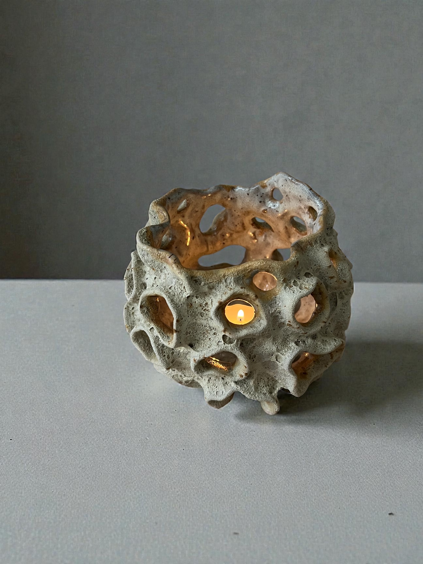 Koralinė ažūrinė žvakidė