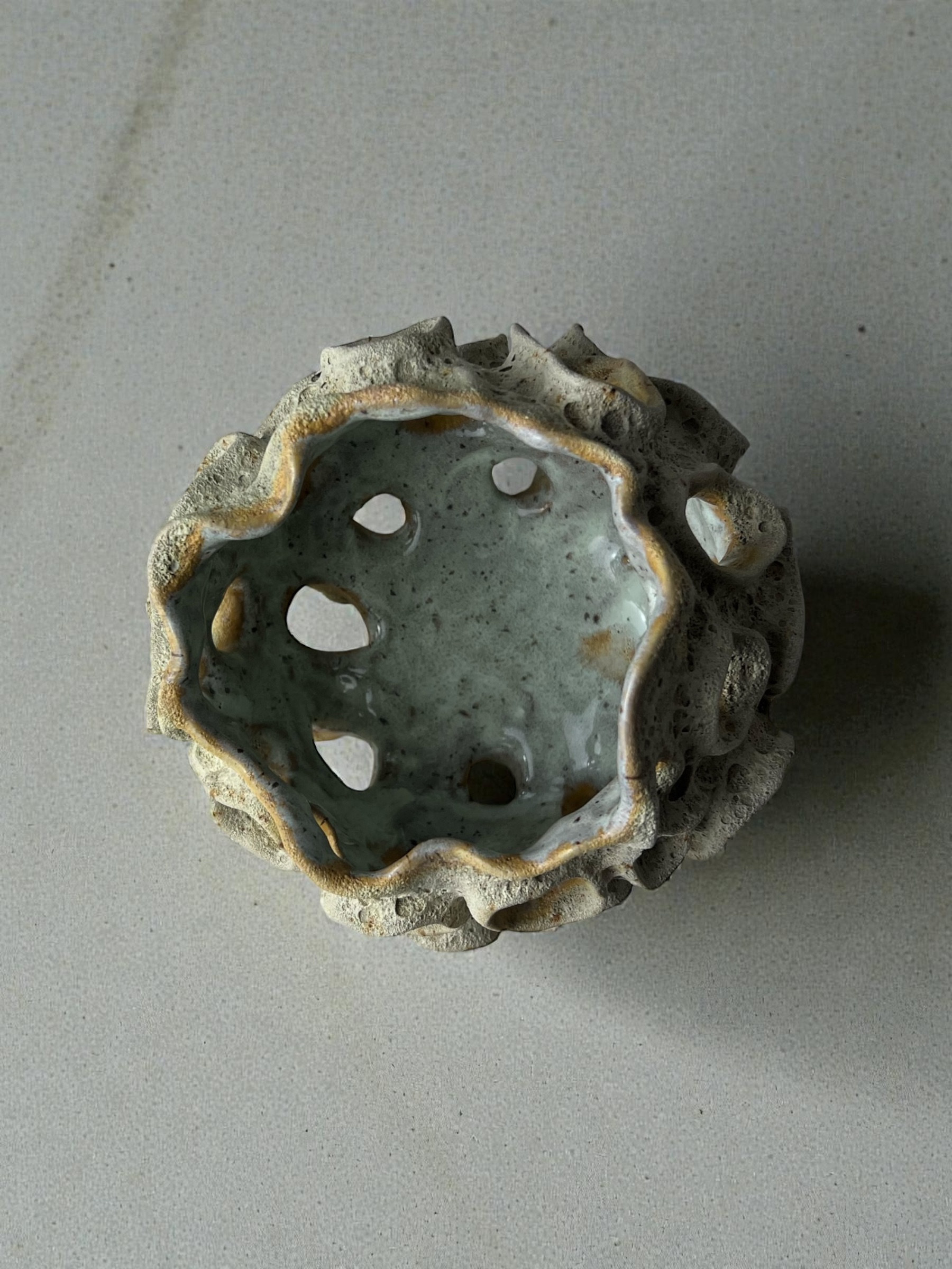 Koralinė ažūrinė žvakidė