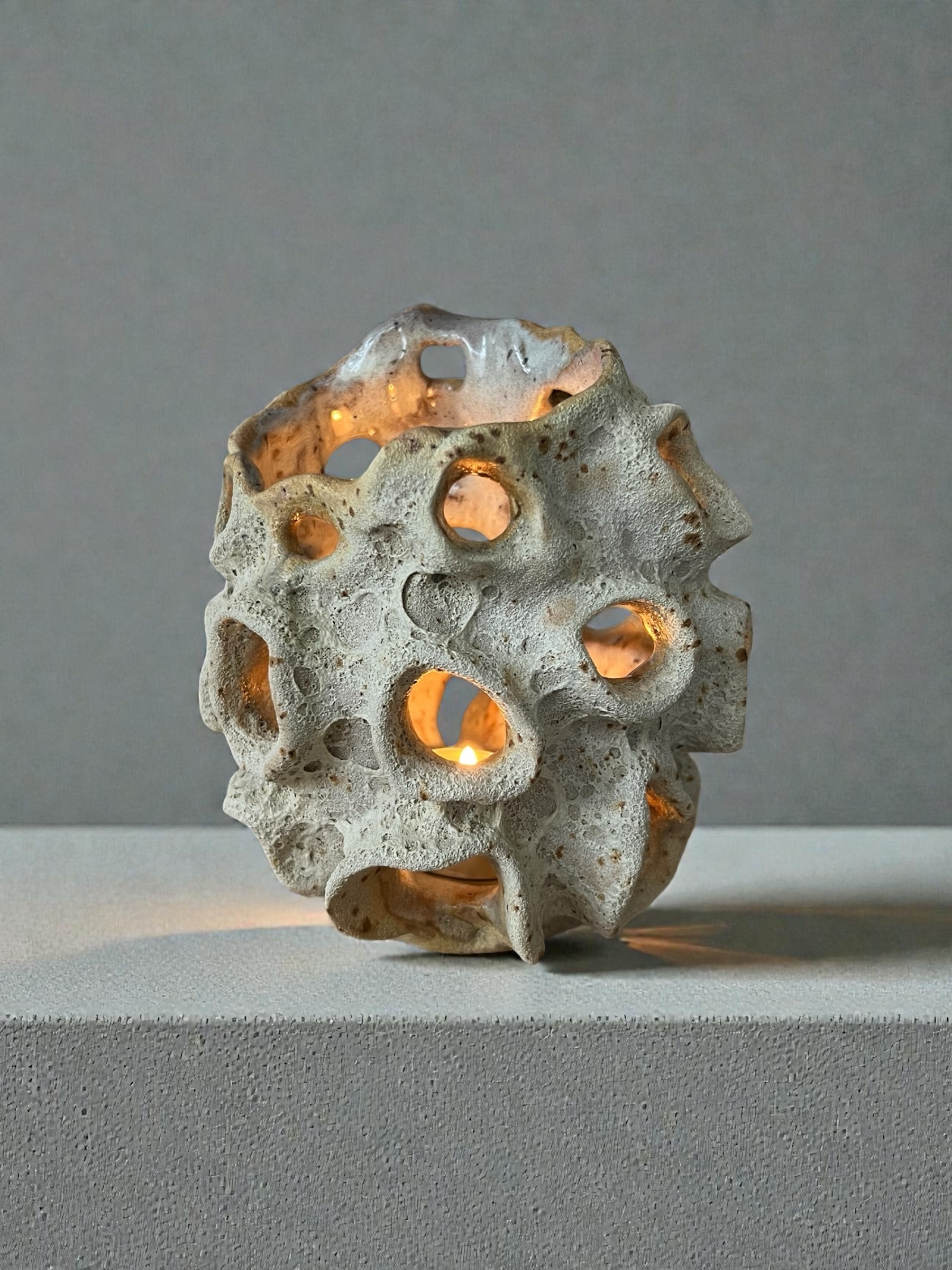 Koralinė ažūrinė žvakidė