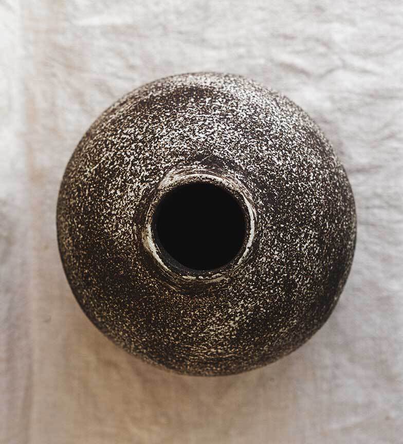 Colección MOON: Jarrón grande negro con pátina blanca / Pieza única