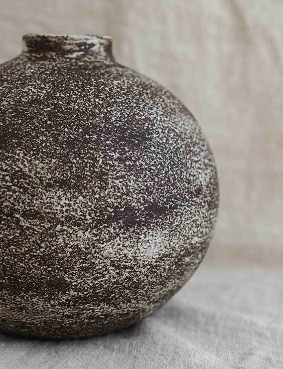 Colección MOON: Jarrón grande negro con pátina blanca / Pieza única