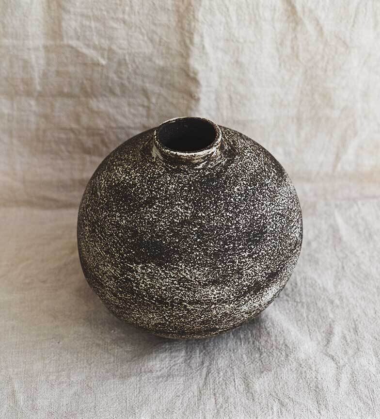 Colección MOON: Jarrón grande negro con pátina blanca / Pieza única