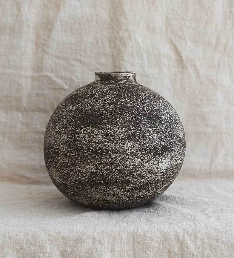 Colección MOON: Jarrón grande negro con pátina blanca / Pieza única