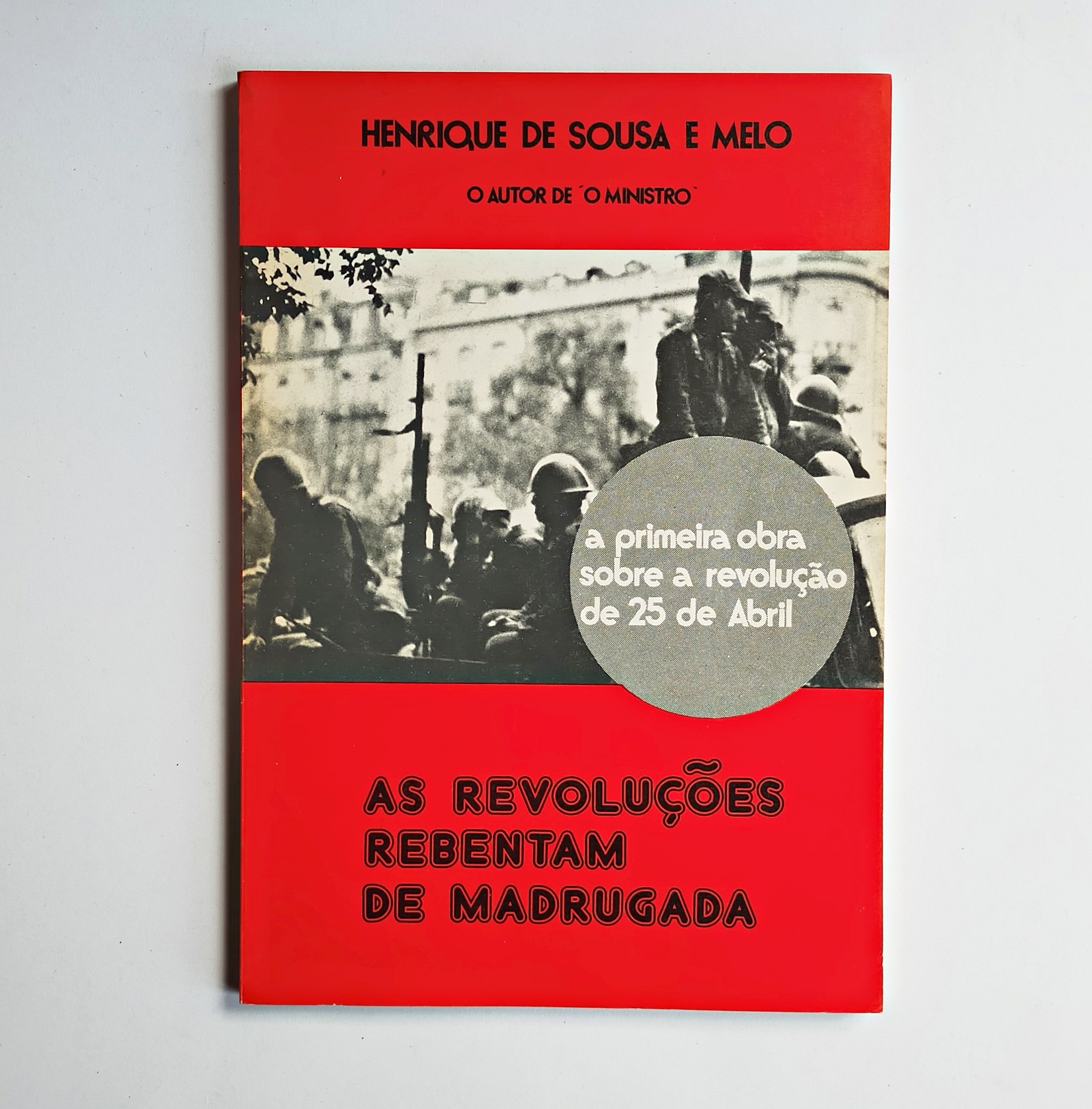 AS REVOLUÇÕES REBENTAM DE MADRUGADA: a primeira obra sobre a revolução de 25 de Abril