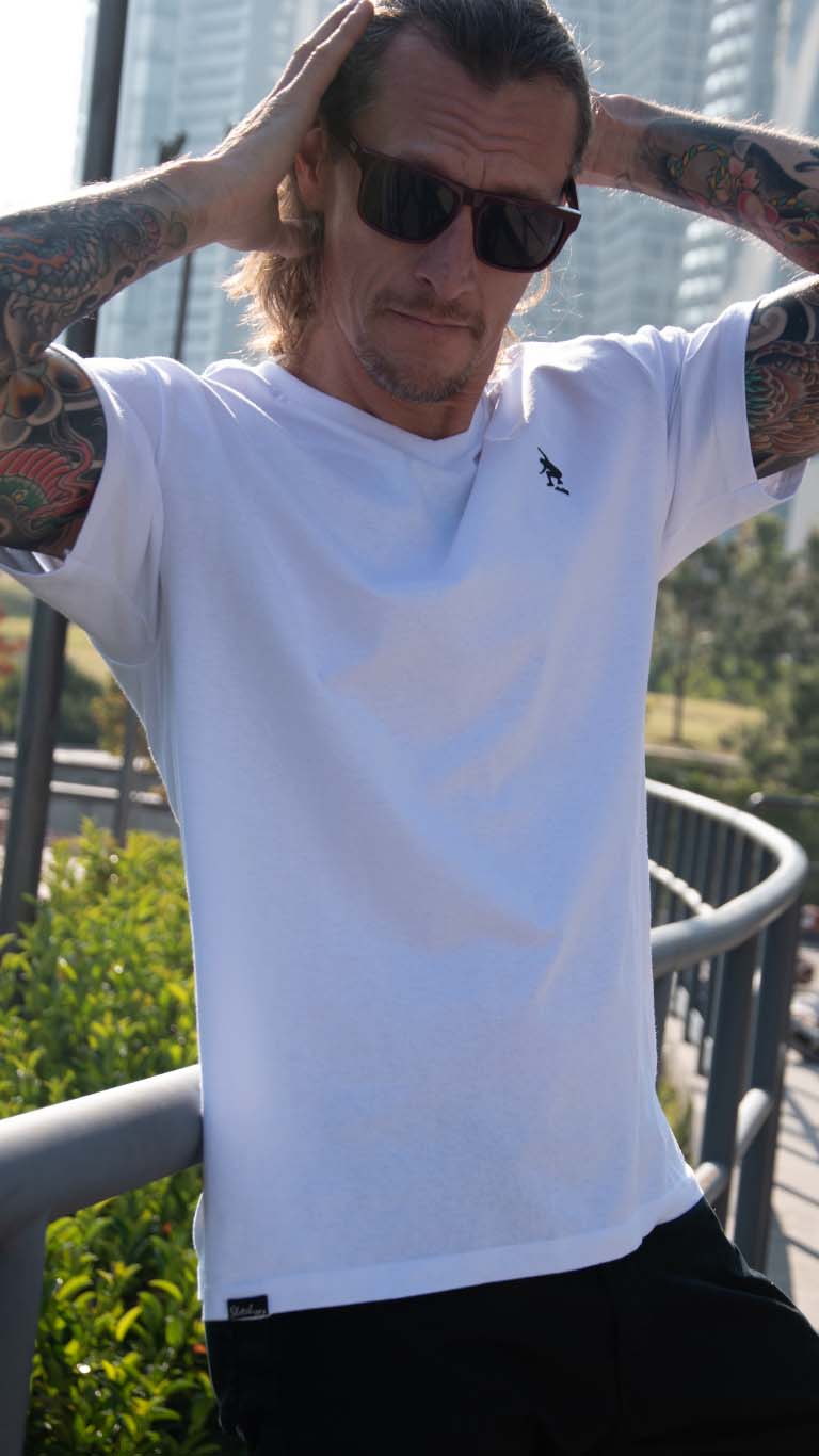 Playera Cuello V Blanca      Mini Logo Skaterhappy